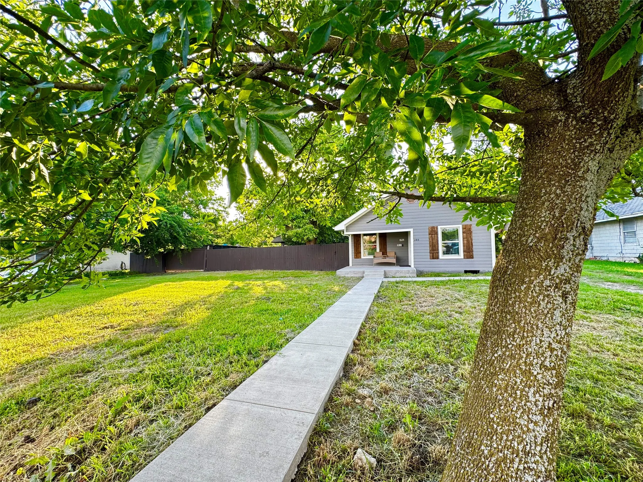 Single Family Residence For Sale in Grayson County , 385 Main Street, Dorchester, Texas 75459, 3 Bedroom, 2 Bathroom, 1 Garage spaces, 1,384 Sqft, built in 1900, mls#21300093, Real Estate Agent in Dorchester, Homes For Sale in Grayson county, Homes For Sale in Dorchester, Realtor in Dorchester Texas, Real Estate Brokerage Independent Realty Texas, Luminita Cordes Realtor