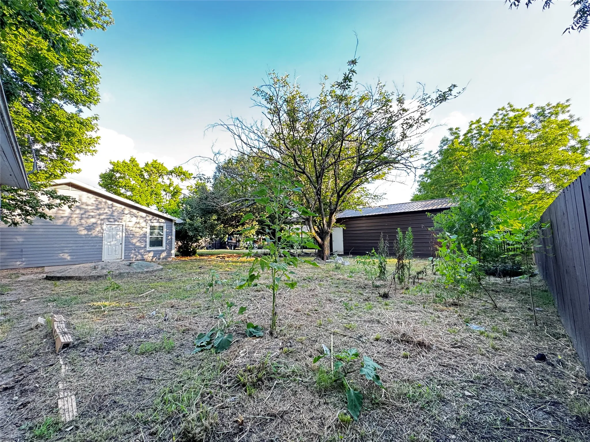 Single Family Residence For Sale in Grayson County , 385 Main Street, Dorchester, Texas 75459, 3 Bedroom, 2 Bathroom, 1 Garage spaces, 1,384 Sqft, built in 1900, mls#21300093, Real Estate Agent in Dorchester, Homes For Sale in Grayson county, Homes For Sale in Dorchester, Realtor in Dorchester Texas, Real Estate Brokerage Independent Realty Texas, Luminita Cordes Realtor