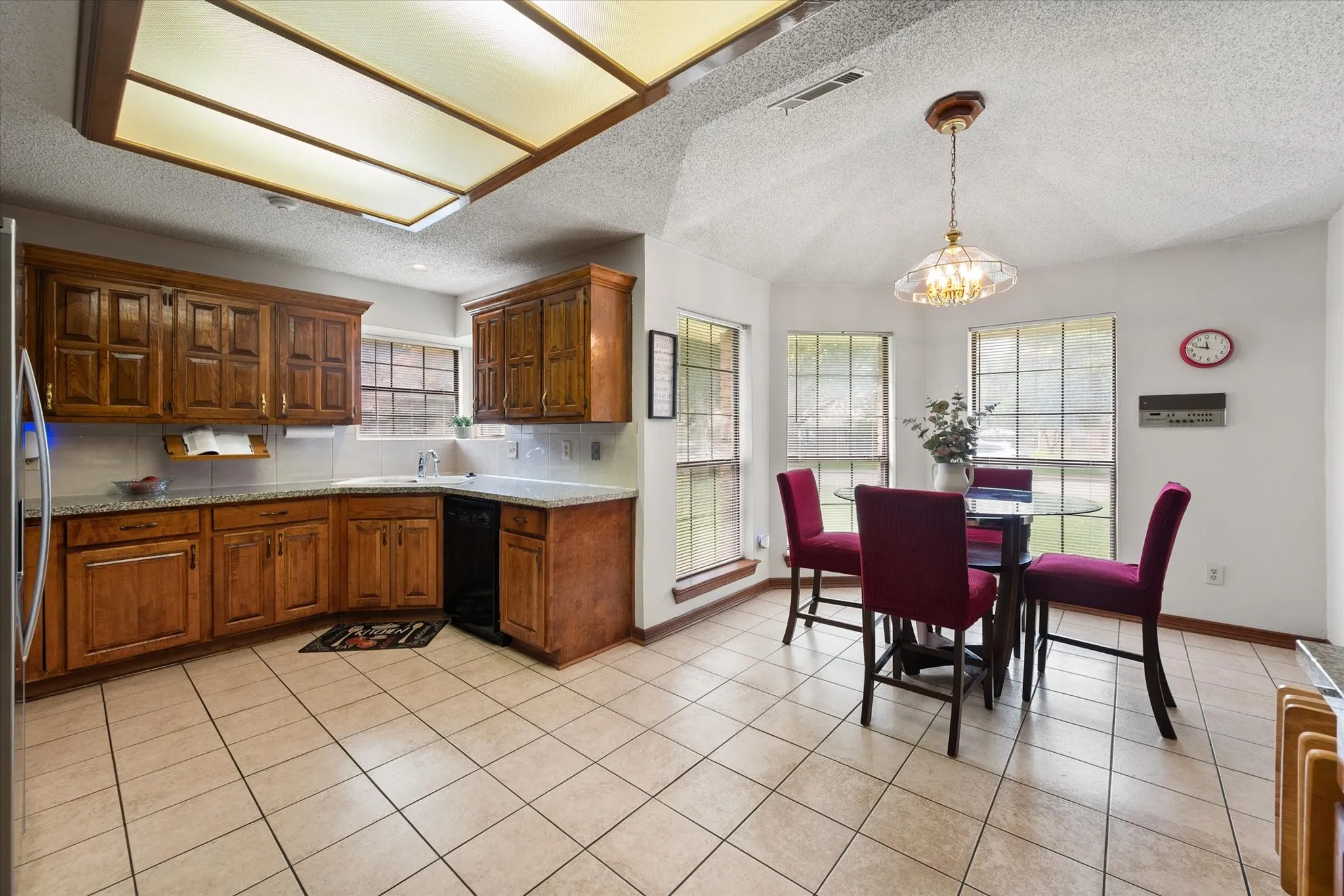 Single Family Residence For Sale in Dallas County , 919 Huntington Drive, Duncanville, Texas 75137, 3 Bedroom, 3 Bathroom, 2 Garage spaces, 2,763 Sqft, built in 1985, mls#21305310, Real Estate Agent in Duncanville, Homes For Sale in Dallas county, Homes For Sale in Duncanville, Realtor in Duncanville Texas, Real Estate Brokerage Independent Realty Texas, Luminita Cordes Realtor