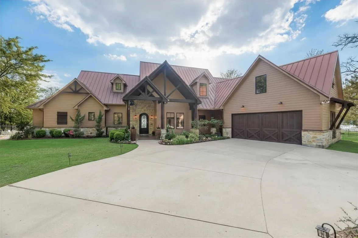 Single Family Residence For Sale in Navarro County , 146 SE County Road 2230k, Corsicana, Texas 75109, 5 Bedroom, 6 Bathroom, 3 Garage spaces, 4,005 Sqft, built in 2013, mls#21302064, Real Estate Agent in Corsicana, Homes For Sale in Navarro county, Homes For Sale in Corsicana, Realtor in Corsicana Texas, Real Estate Brokerage Independent Realty Texas, Luminita Cordes Realtor