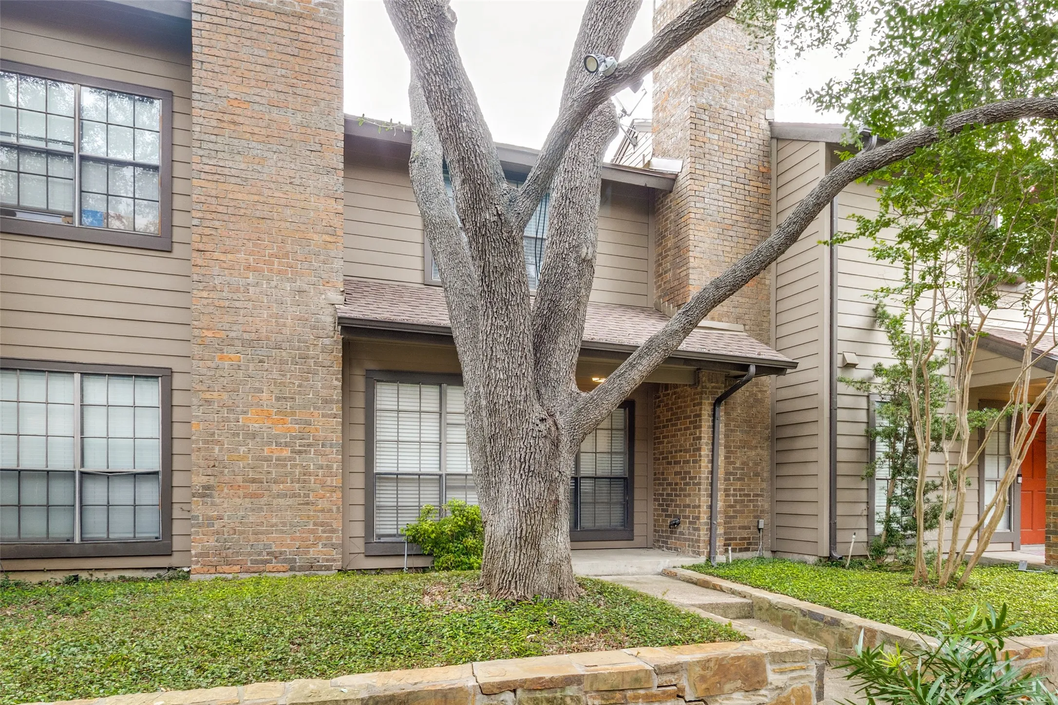 Townhouse For Sale in Dallas County , 9910 Royal Lane 505, Dallas, Texas 75231, 2 Bedroom, 2 Bathroom, Garage spaces, 1,070 Sqft, built in 1981, Price $184,000, mls#21305725, Real Estate Agent in Dallas, Homes For Sale in Dallas county, Homes For Sale in Dallas, Realtor in Dallas Texas, Real Estate Brokerage Independent Realty Texas, Luminita Cordes Realtor