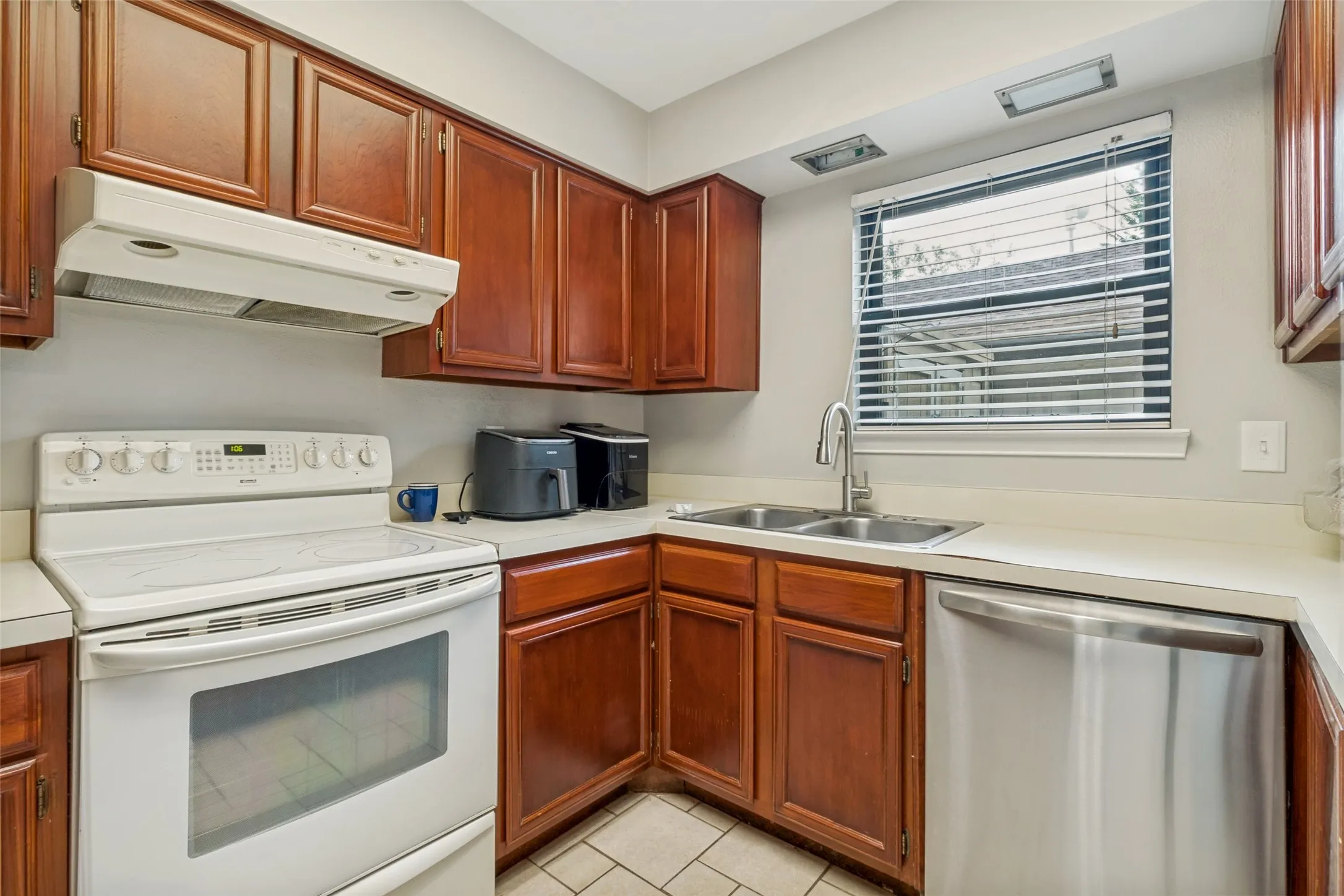 Townhouse For Sale in Dallas County , 9910 Royal Lane 505, Dallas, Texas 75231, 2 Bedroom, 2 Bathroom, Garage spaces, 1,070 Sqft, built in 1981, Price $184,000, mls#21305725, Real Estate Agent in Dallas, Homes For Sale in Dallas county, Homes For Sale in Dallas, Realtor in Dallas Texas, Real Estate Brokerage Independent Realty Texas, Luminita Cordes Realtor