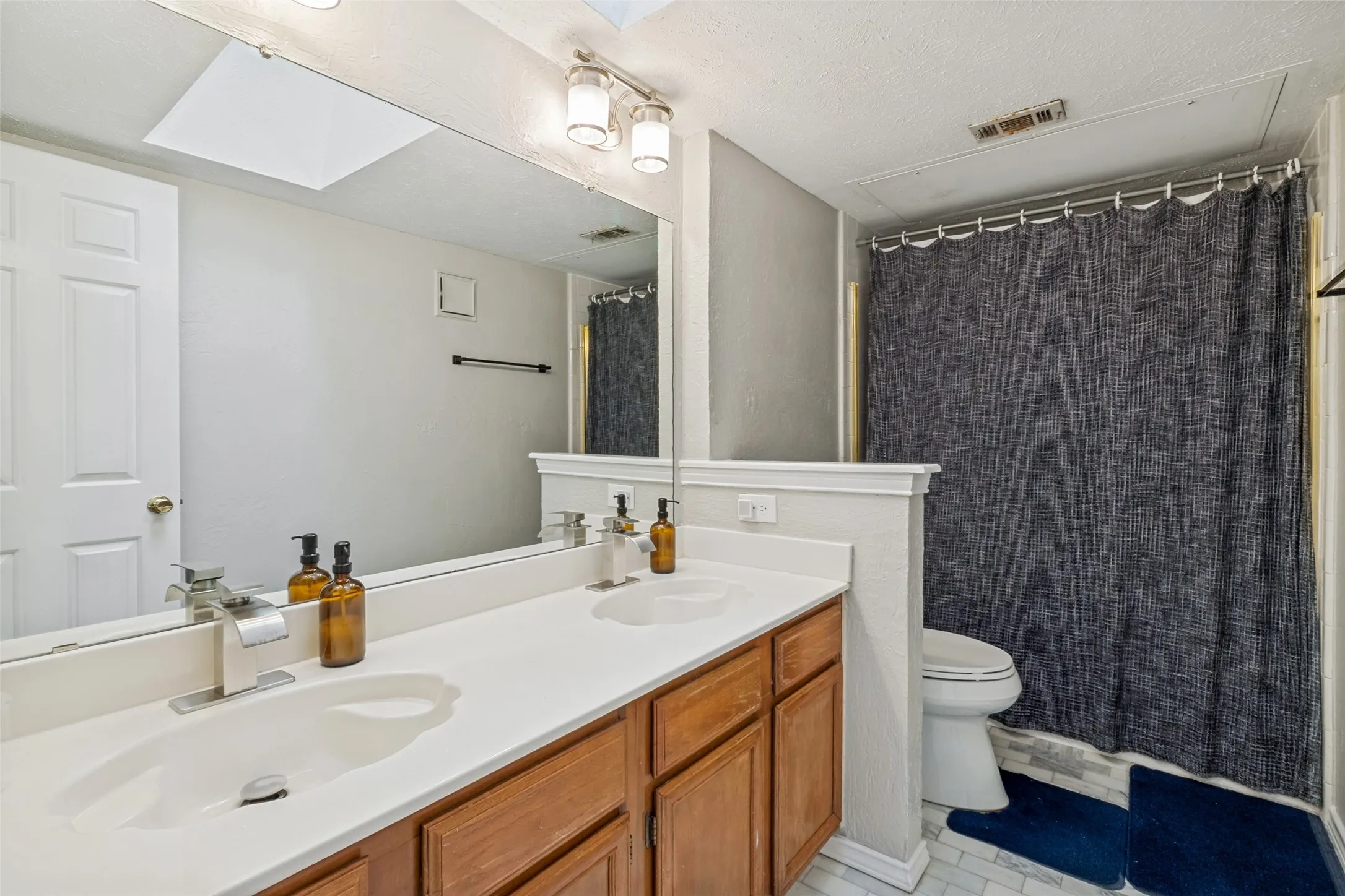 Townhouse For Sale in Dallas County , 9910 Royal Lane 505, Dallas, Texas 75231, 2 Bedroom, 2 Bathroom, Garage spaces, 1,070 Sqft, built in 1981, Price $184,000, mls#21305725, Real Estate Agent in Dallas, Homes For Sale in Dallas county, Homes For Sale in Dallas, Realtor in Dallas Texas, Real Estate Brokerage Independent Realty Texas, Luminita Cordes Realtor