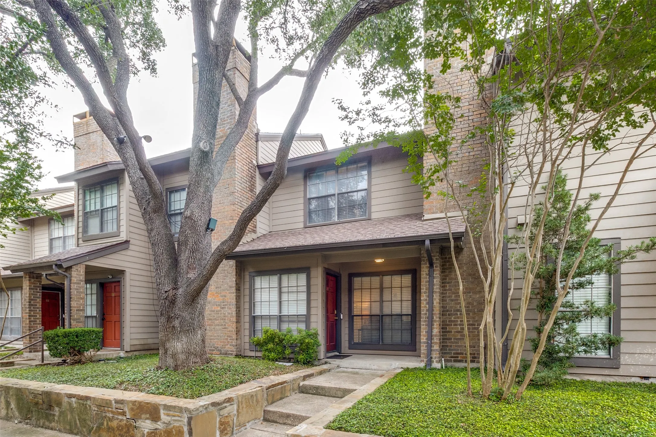 Townhouse For Sale in Dallas County , 9910 Royal Lane 505, Dallas, Texas 75231, 2 Bedroom, 2 Bathroom, Garage spaces, 1,070 Sqft, built in 1981, Price $184,000, mls#21305725, Real Estate Agent in Dallas, Homes For Sale in Dallas county, Homes For Sale in Dallas, Realtor in Dallas Texas, Real Estate Brokerage Independent Realty Texas, Luminita Cordes Realtor