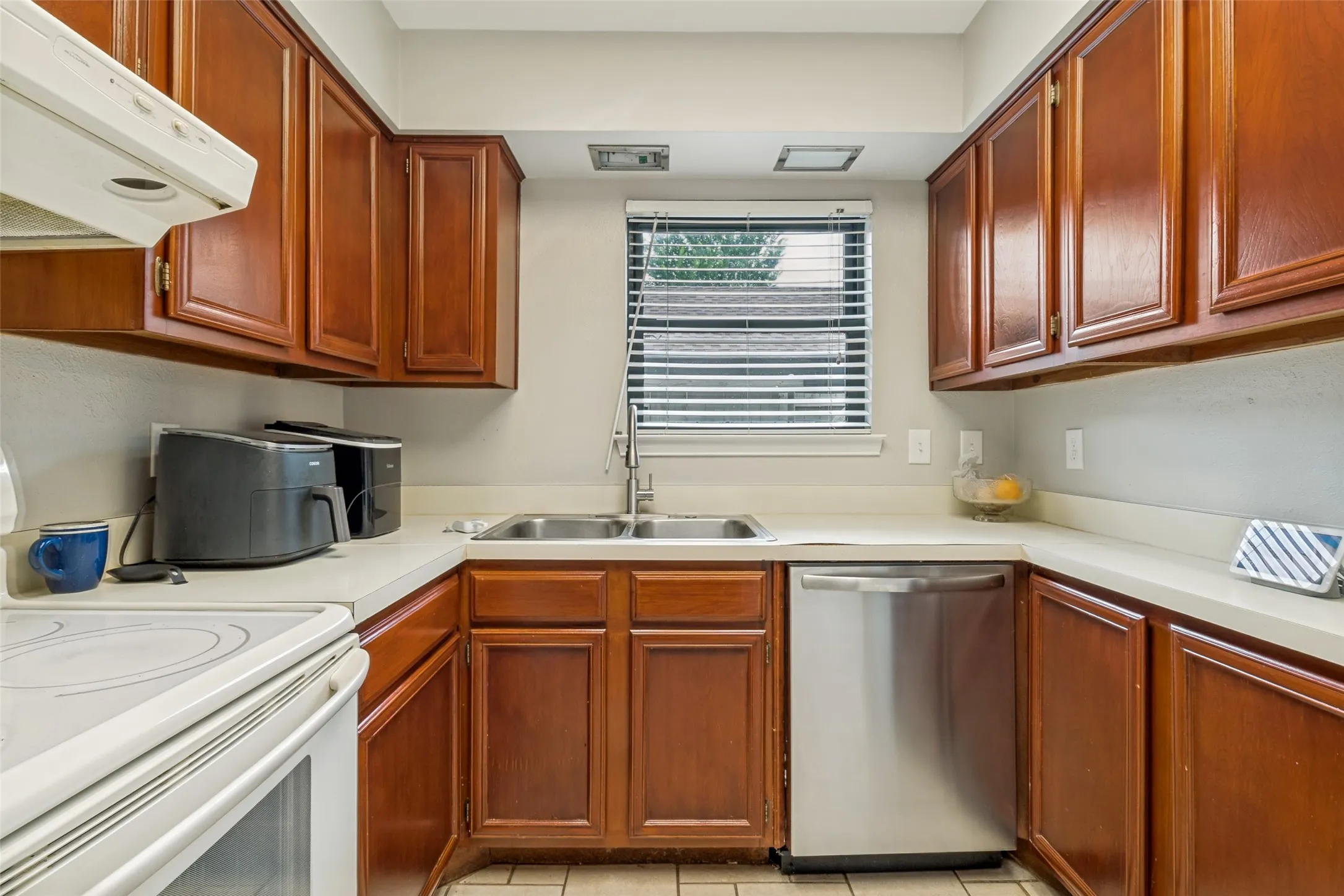 Townhouse For Sale in Dallas County , 9910 Royal Lane 505, Dallas, Texas 75231, 2 Bedroom, 2 Bathroom, Garage spaces, 1,070 Sqft, built in 1981, Price $184,000, mls#21305725, Real Estate Agent in Dallas, Homes For Sale in Dallas county, Homes For Sale in Dallas, Realtor in Dallas Texas, Real Estate Brokerage Independent Realty Texas, Luminita Cordes Realtor