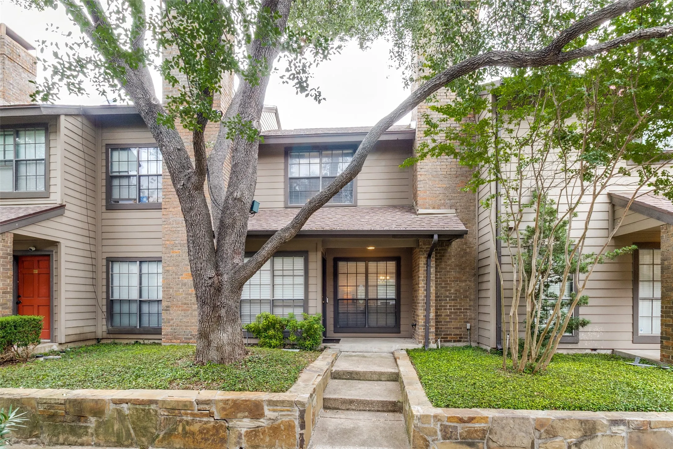 Townhouse For Sale in Dallas County , 9910 Royal Lane 505, Dallas, Texas 75231, 2 Bedroom, 2 Bathroom, Garage spaces, 1,070 Sqft, built in 1981, Price $184,000, mls#21305725, Real Estate Agent in Dallas, Homes For Sale in Dallas county, Homes For Sale in Dallas, Realtor in Dallas Texas, Real Estate Brokerage Independent Realty Texas, Luminita Cordes Realtor