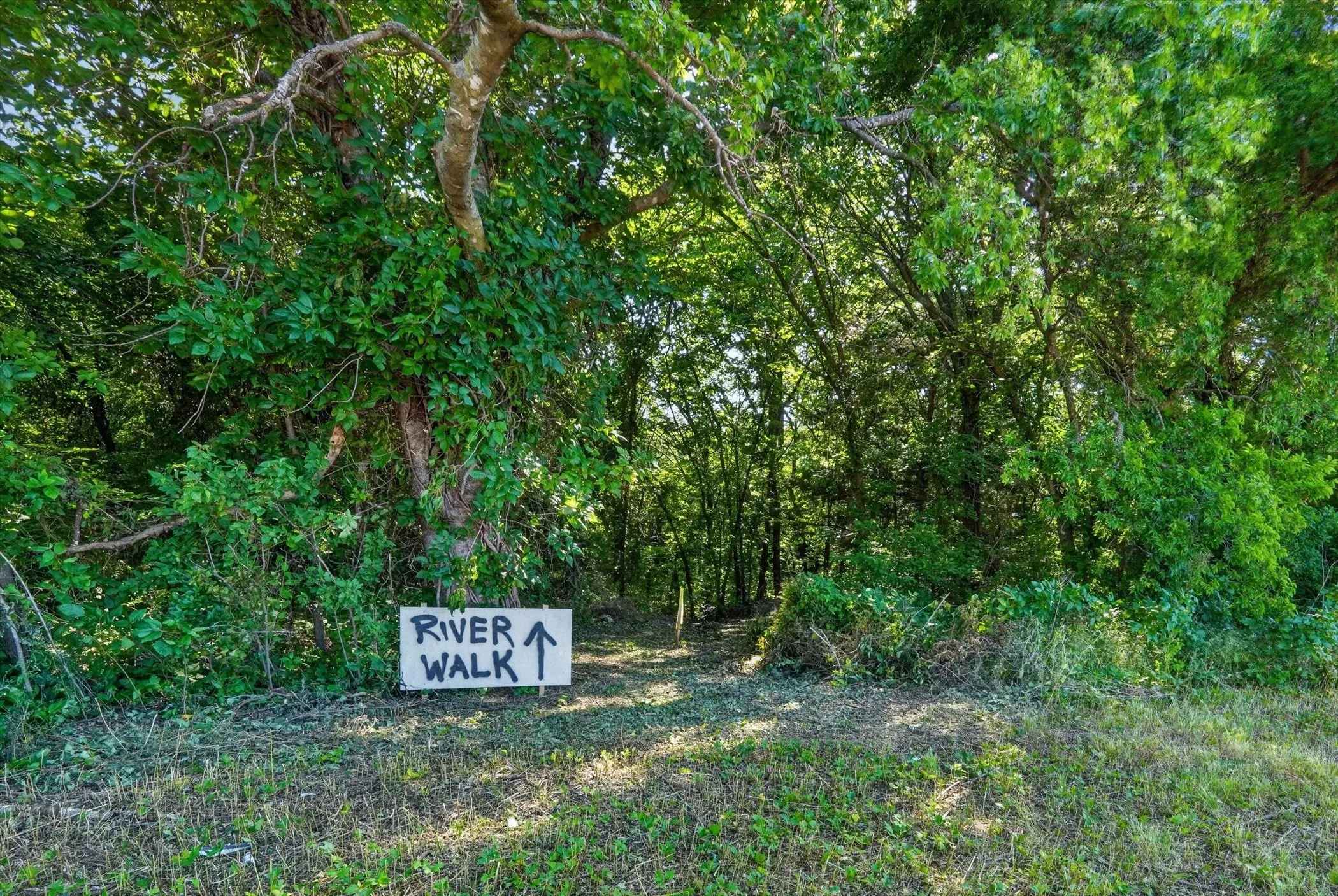 Entrance to River Walk walking trail and access to river