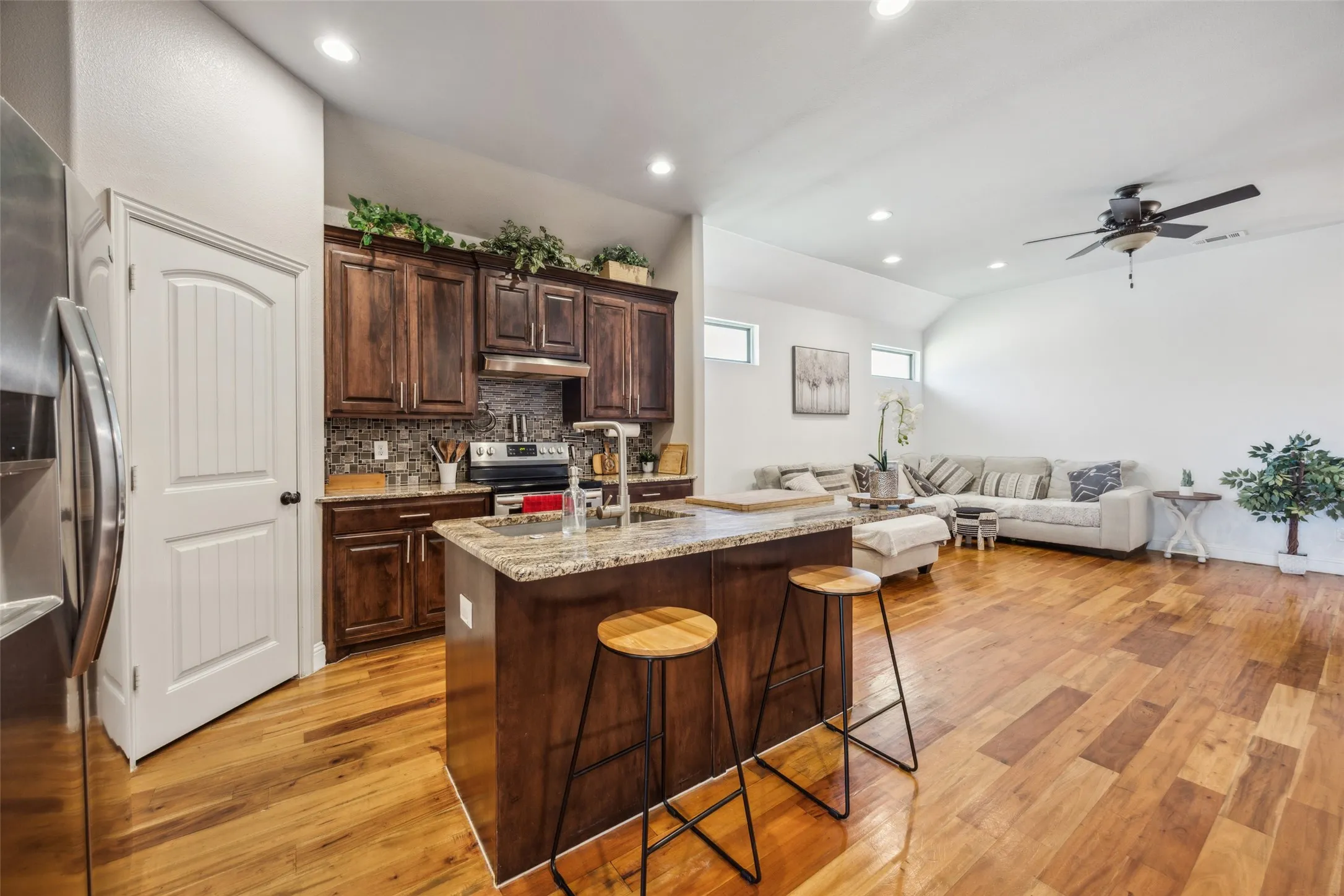 Single Family Residence For Sale in Dallas County , 2405 La Costa Drive, Rowlett, Texas 75088, 5 Bedroom, 5 Bathroom, 2 Garage spaces, 2,464 Sqft, built in 2017, mls#21303538, Real Estate Agent in Rowlett, Homes For Sale in Dallas county, Homes For Sale in Rowlett, Realtor in Rowlett Texas, Real Estate Brokerage Independent Realty Texas, Luminita Cordes Realtor