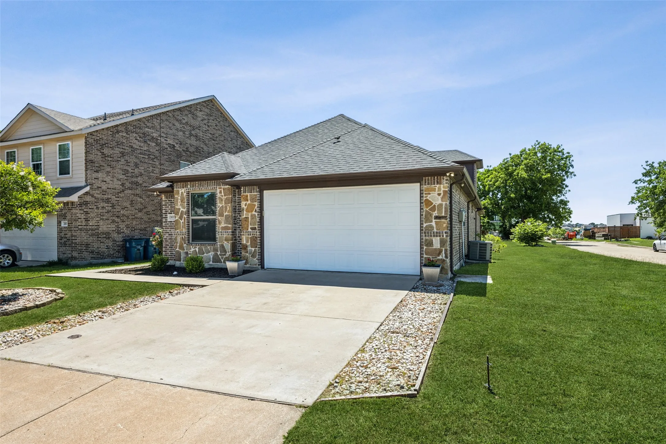 Single Family Residence For Sale in Dallas County , 2405 La Costa Drive, Rowlett, Texas 75088, 5 Bedroom, 5 Bathroom, 2 Garage spaces, 2,464 Sqft, built in 2017, mls#21303538, Real Estate Agent in Rowlett, Homes For Sale in Dallas county, Homes For Sale in Rowlett, Realtor in Rowlett Texas, Real Estate Brokerage Independent Realty Texas, Luminita Cordes Realtor