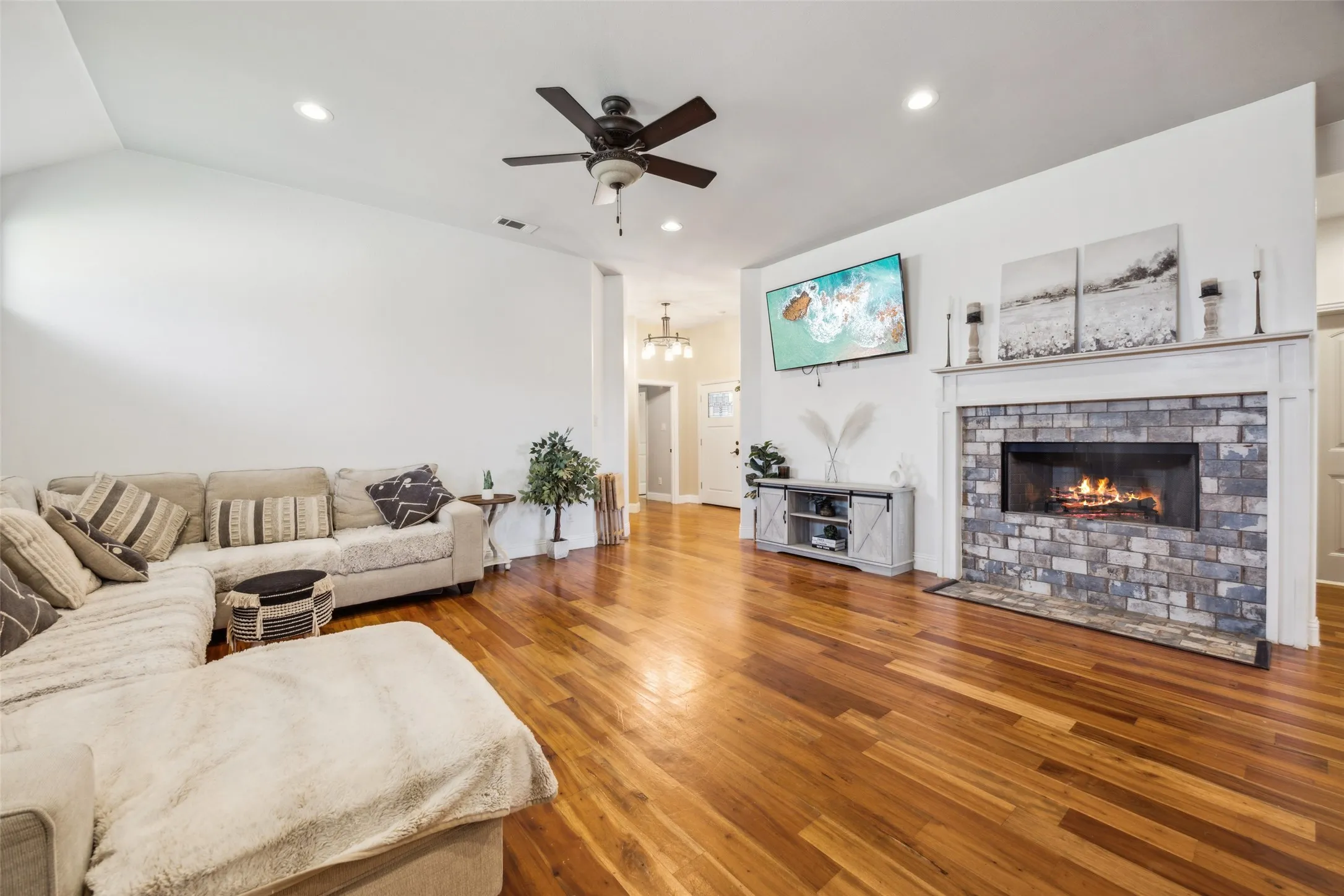 Single Family Residence For Sale in Dallas County , 2405 La Costa Drive, Rowlett, Texas 75088, 5 Bedroom, 5 Bathroom, 2 Garage spaces, 2,464 Sqft, built in 2017, mls#21303538, Real Estate Agent in Rowlett, Homes For Sale in Dallas county, Homes For Sale in Rowlett, Realtor in Rowlett Texas, Real Estate Brokerage Independent Realty Texas, Luminita Cordes Realtor