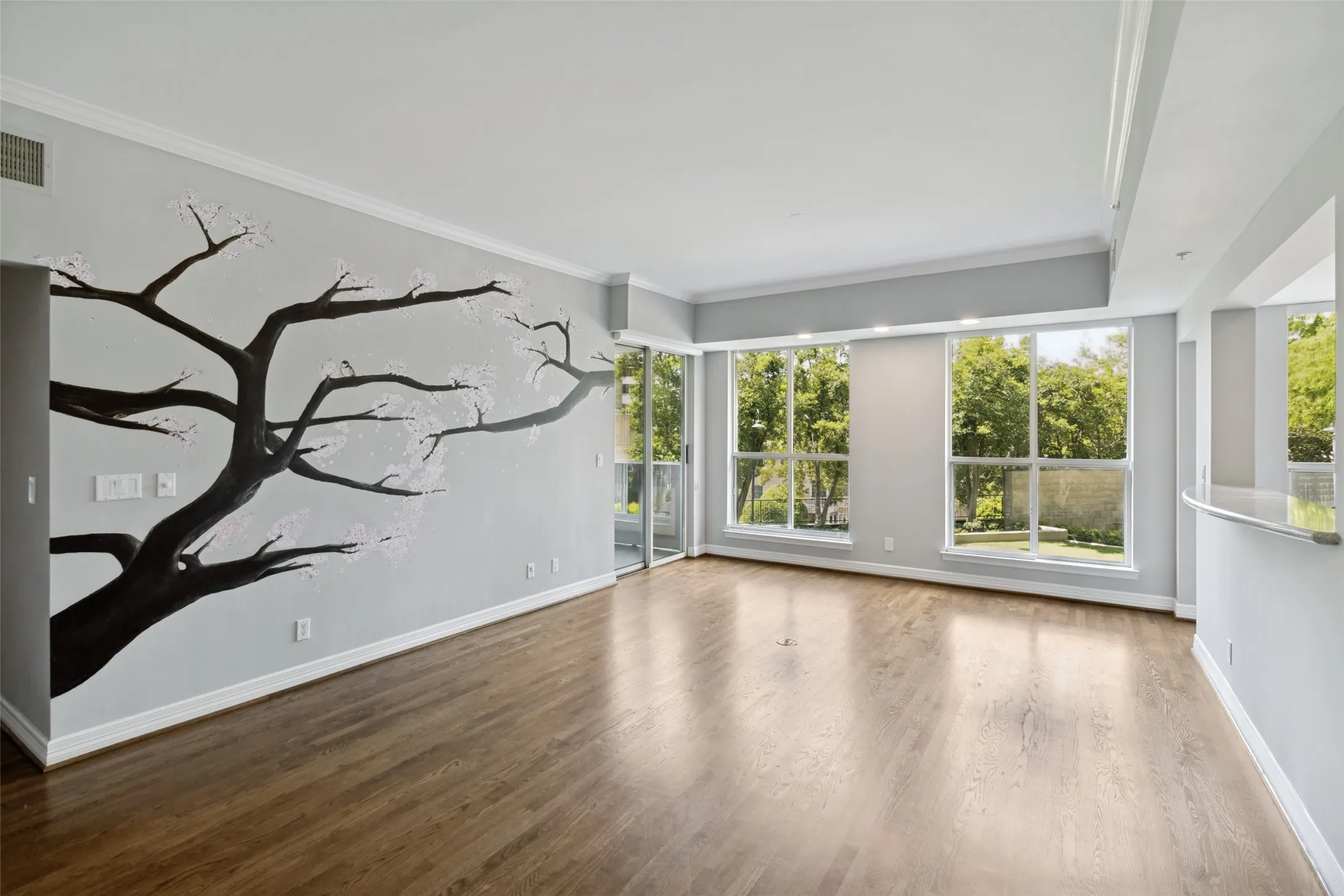 Condominium For Sale in Dallas County , 3401 Lee Parkway 401, Dallas, Texas 75219, 2 Bedroom, 2 Bathroom, 2 Garage spaces, 1,431 Sqft, built in 1998, mls#21305906, Real Estate Agent in Dallas, Homes For Sale in Dallas county, Homes For Sale in Dallas, Realtor in Dallas Texas, Real Estate Brokerage Independent Realty Texas, Luminita Cordes Realtor