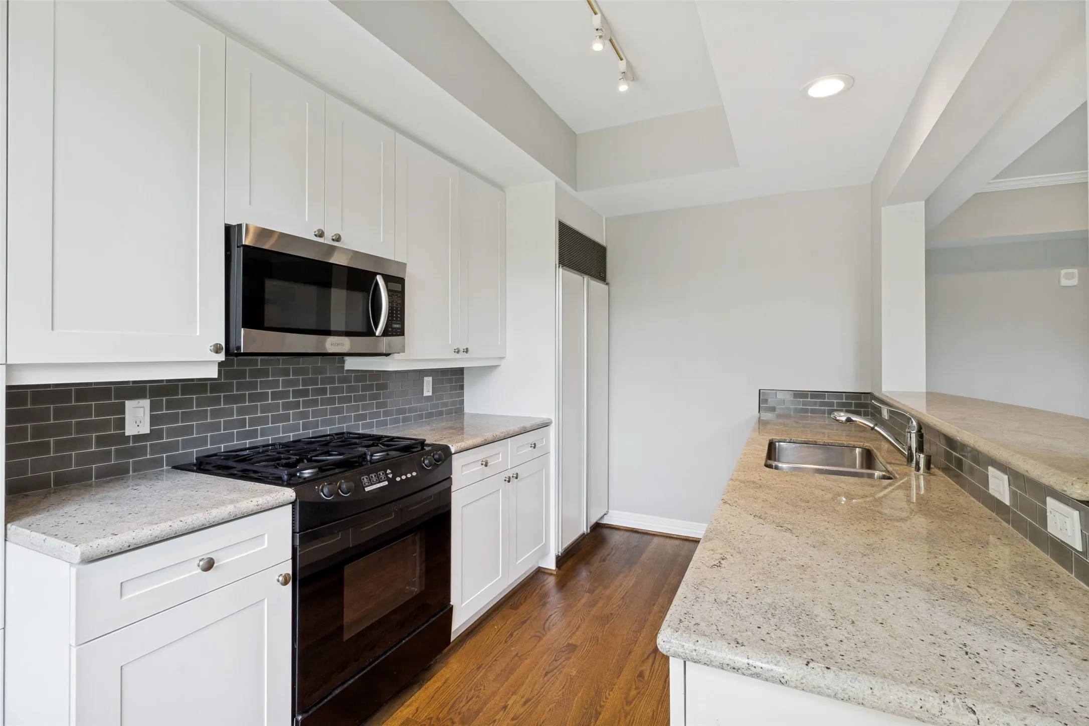 Condominium For Sale in Dallas County , 3401 Lee Parkway 401, Dallas, Texas 75219, 2 Bedroom, 2 Bathroom, 2 Garage spaces, 1,431 Sqft, built in 1998, mls#21305906, Real Estate Agent in Dallas, Homes For Sale in Dallas county, Homes For Sale in Dallas, Realtor in Dallas Texas, Real Estate Brokerage Independent Realty Texas, Luminita Cordes Realtor
