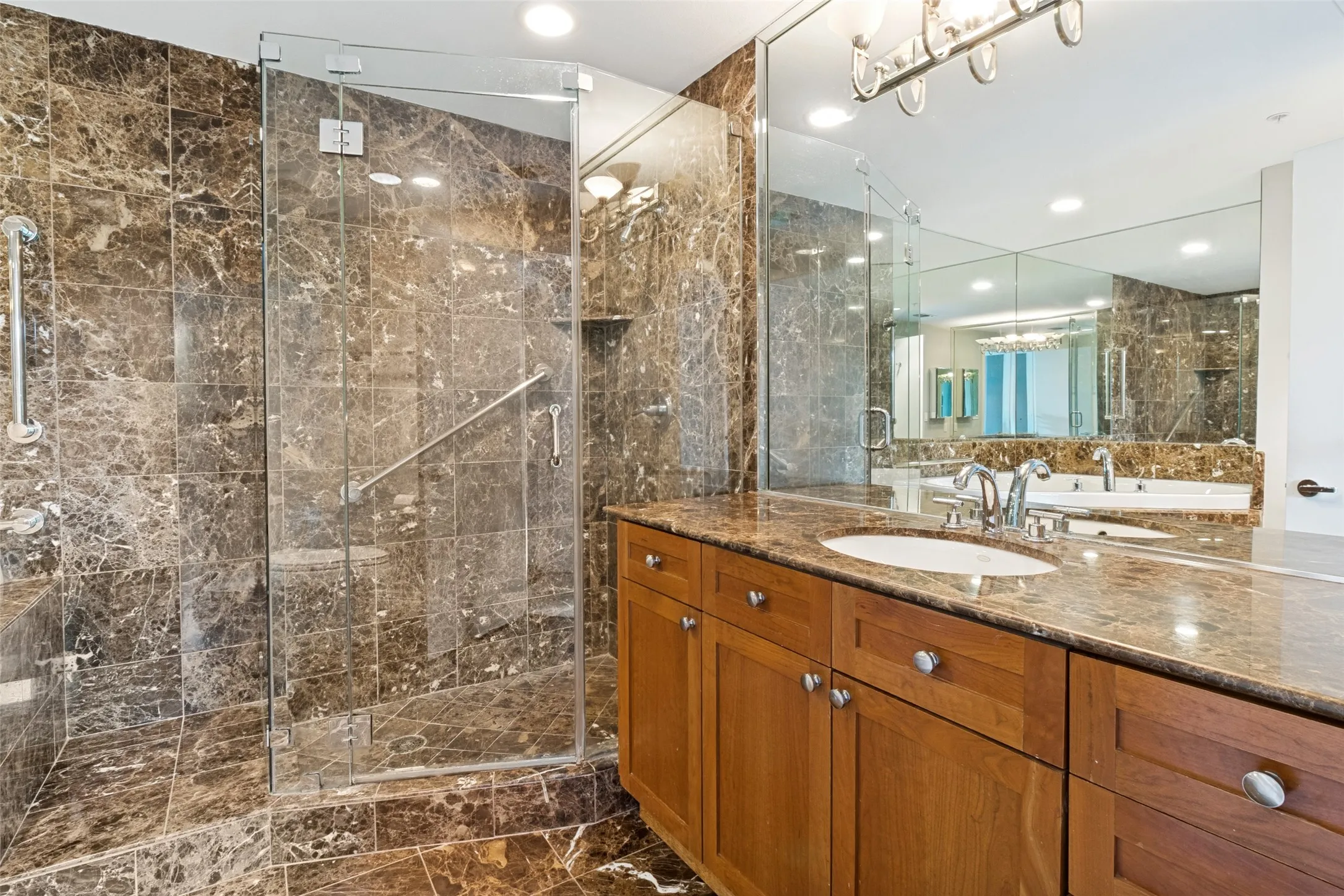 Condominium For Sale in Dallas County , 3401 Lee Parkway 401, Dallas, Texas 75219, 2 Bedroom, 2 Bathroom, 2 Garage spaces, 1,431 Sqft, built in 1998, mls#21305906, Real Estate Agent in Dallas, Homes For Sale in Dallas county, Homes For Sale in Dallas, Realtor in Dallas Texas, Real Estate Brokerage Independent Realty Texas, Luminita Cordes Realtor
