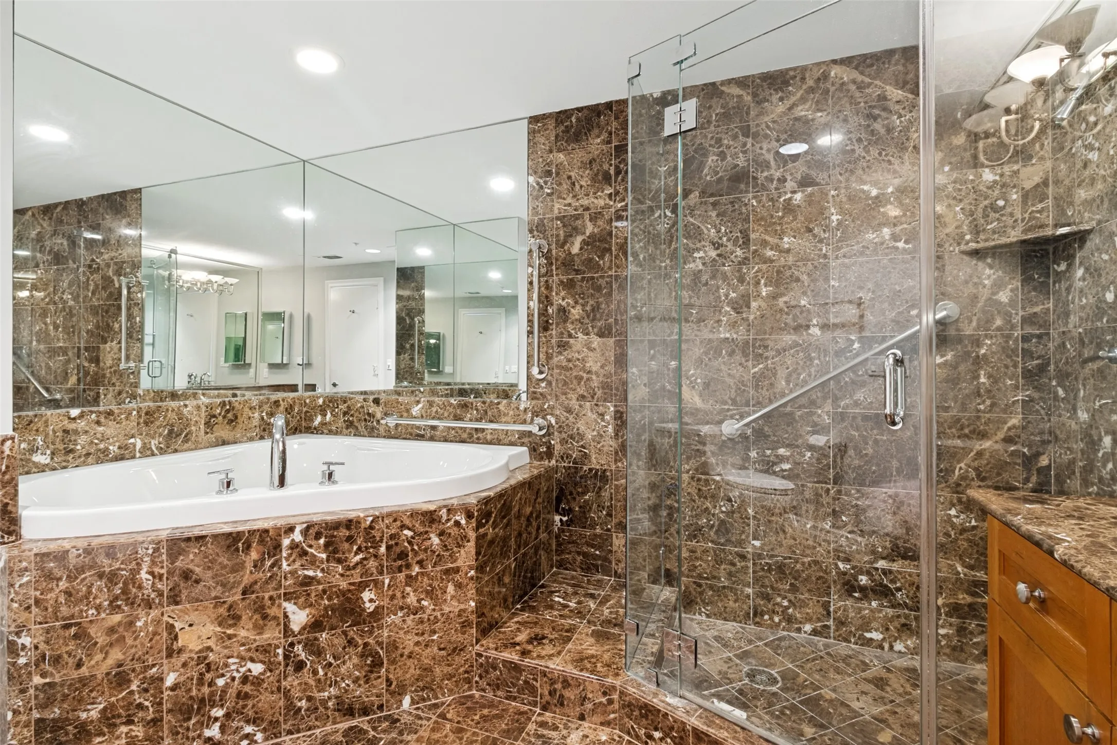 Condominium For Sale in Dallas County , 3401 Lee Parkway 401, Dallas, Texas 75219, 2 Bedroom, 2 Bathroom, 2 Garage spaces, 1,431 Sqft, built in 1998, mls#21305906, Real Estate Agent in Dallas, Homes For Sale in Dallas county, Homes For Sale in Dallas, Realtor in Dallas Texas, Real Estate Brokerage Independent Realty Texas, Luminita Cordes Realtor