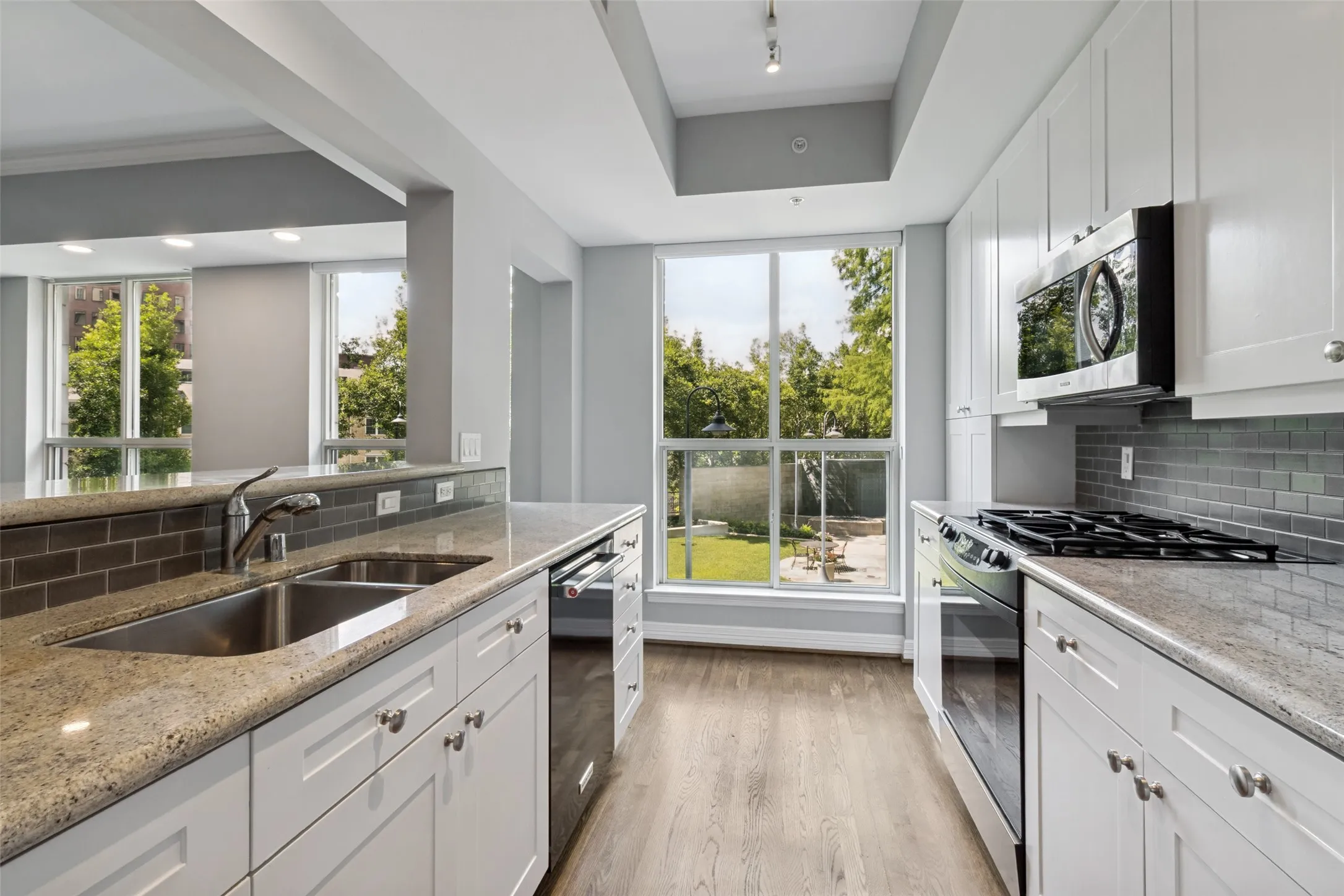 Condominium For Sale in Dallas County , 3401 Lee Parkway 401, Dallas, Texas 75219, 2 Bedroom, 2 Bathroom, 2 Garage spaces, 1,431 Sqft, built in 1998, mls#21305906, Real Estate Agent in Dallas, Homes For Sale in Dallas county, Homes For Sale in Dallas, Realtor in Dallas Texas, Real Estate Brokerage Independent Realty Texas, Luminita Cordes Realtor