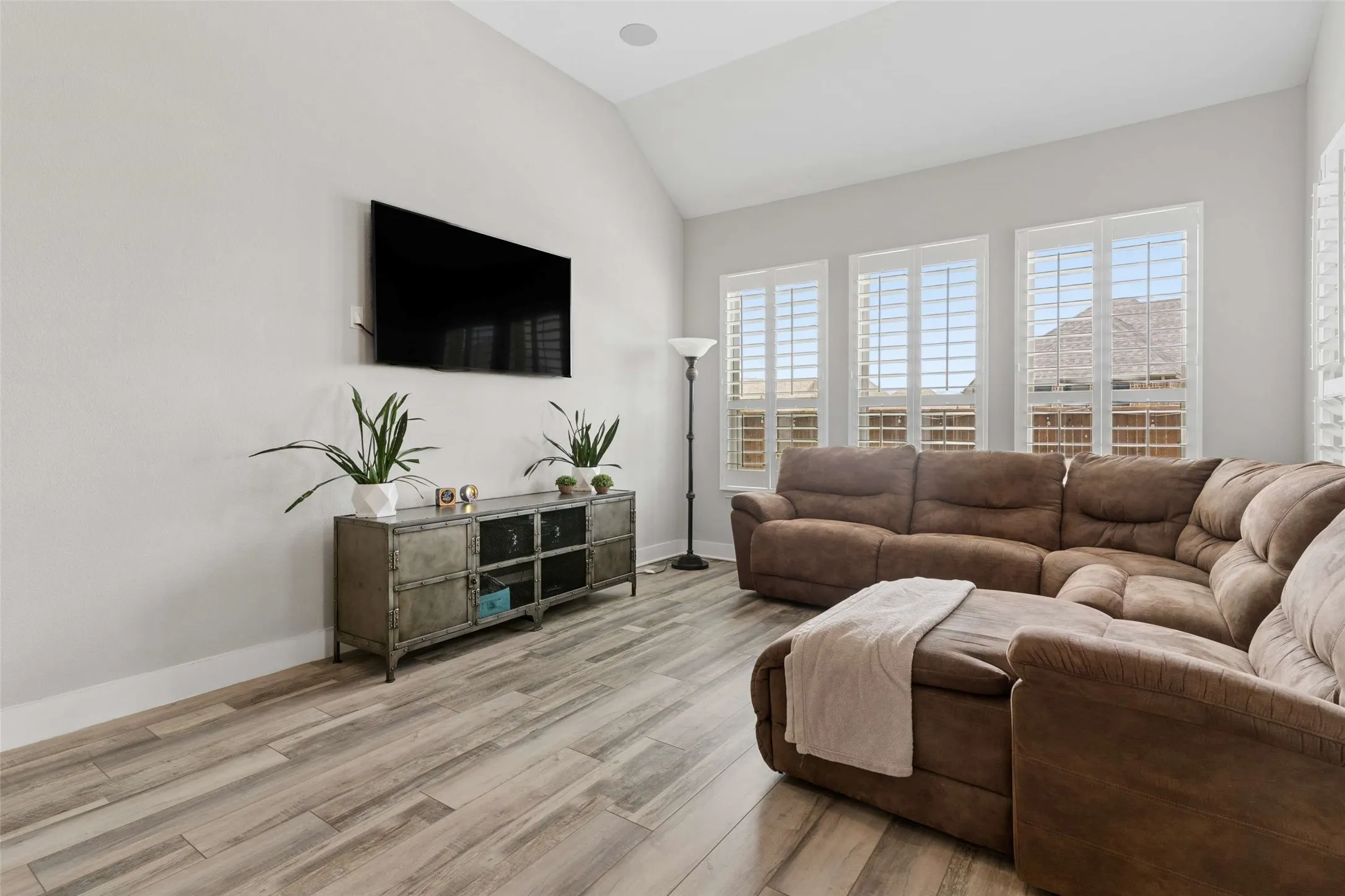 Single Family Residence For Sale in Denton County , 2604 Walnut Creek Lane, The Colony, Texas 75056, 3 Bedroom, 2 Bathroom, 3 Garage spaces, 2,336 Sqft, built in 2016, mls#21305915, Real Estate Agent in The Colony, Homes For Sale in Denton county, Homes For Sale in The Colony, Realtor in The Colony Texas, Real Estate Brokerage Independent Realty Texas, Luminita Cordes Realtor