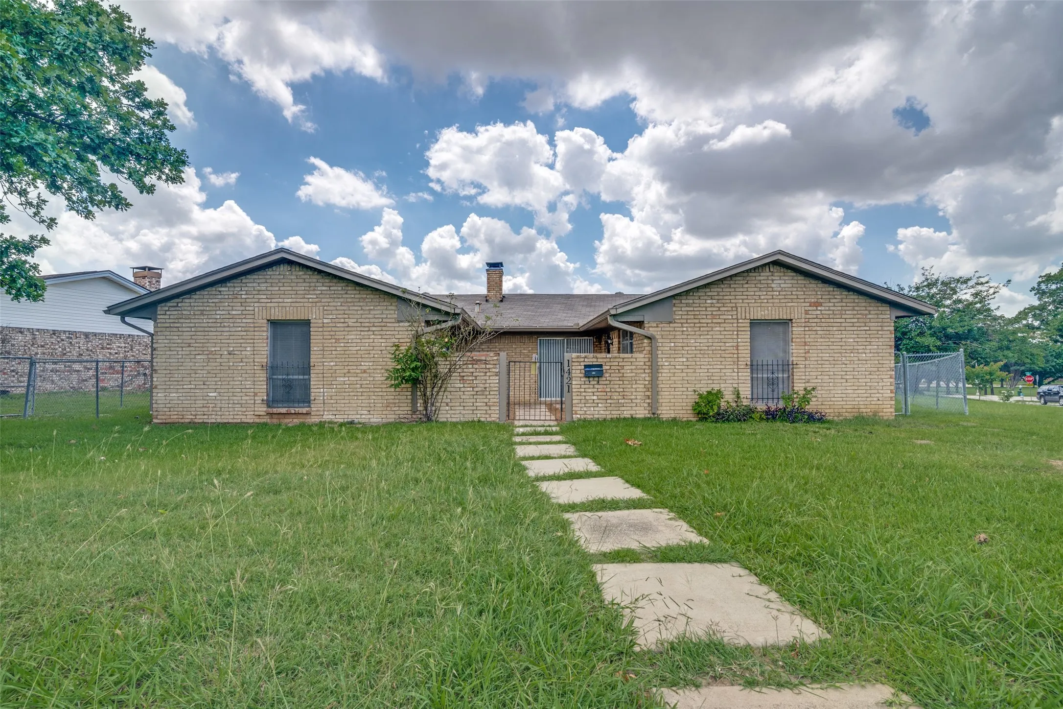 Single Family Residence For Sale in Dallas County , 1421 Mount Vernon Drive, Mesquite, Texas 75149, 3 Bedrooms, 2 Bathrooms, 2 Garage spaces, 1,733 Sqft, built in 1970, Price $285,000, mls#21305987, Real Estate Agent in Mesquite, Homes For Sale in Dallas county, Homes For Sale in Mesquite, Realtor in Mesquite Texas, Real Estate Brokerage Independent Realty Texas, Luminita Cordes Realtor