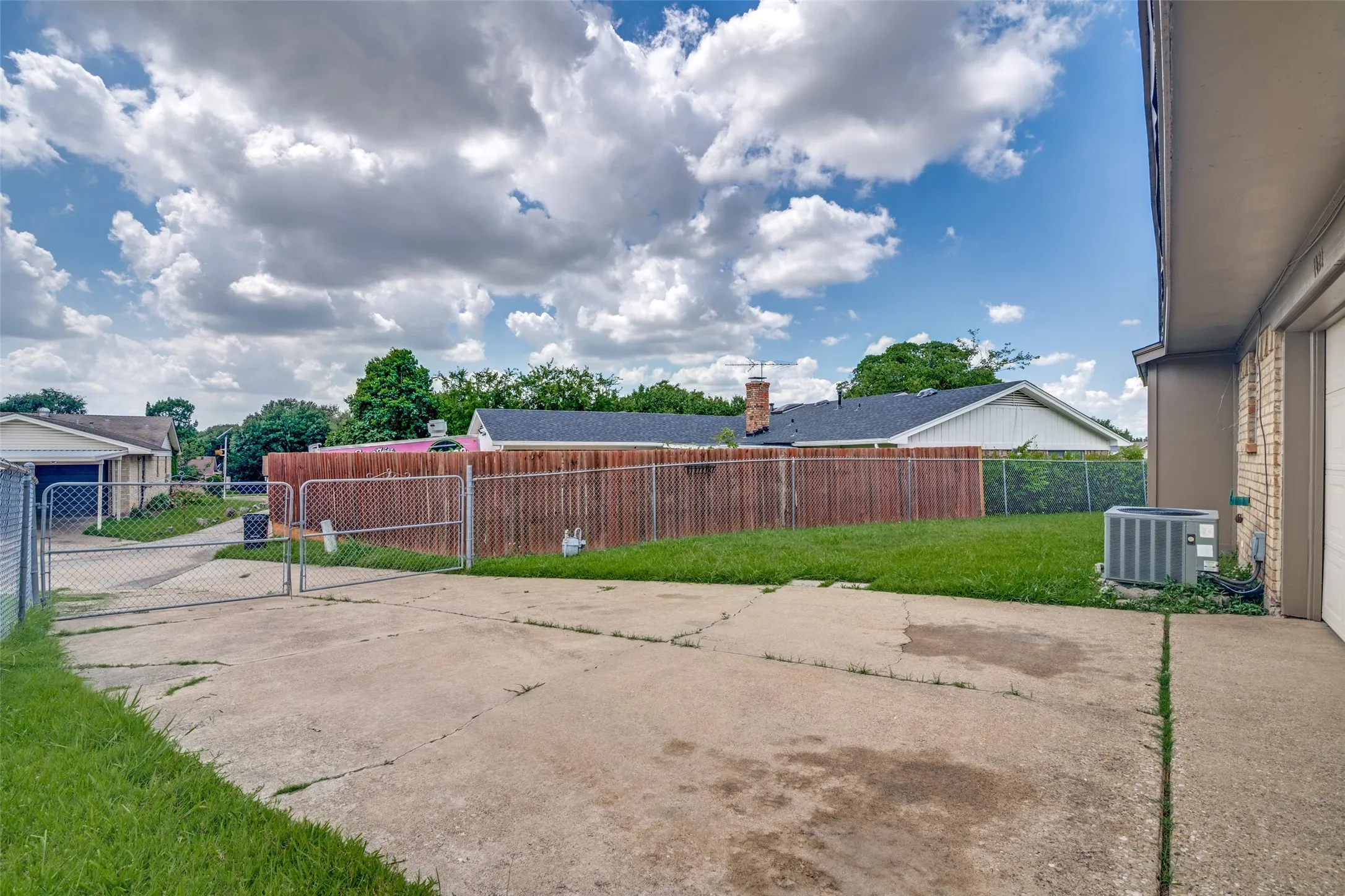 Single Family Residence For Sale in Dallas County , 1421 Mount Vernon Drive, Mesquite, Texas 75149, 3 Bedrooms, 2 Bathrooms, 2 Garage spaces, 1,733 Sqft, built in 1970, Price $285,000, mls#21305987, Real Estate Agent in Mesquite, Homes For Sale in Dallas county, Homes For Sale in Mesquite, Realtor in Mesquite Texas, Real Estate Brokerage Independent Realty Texas, Luminita Cordes Realtor