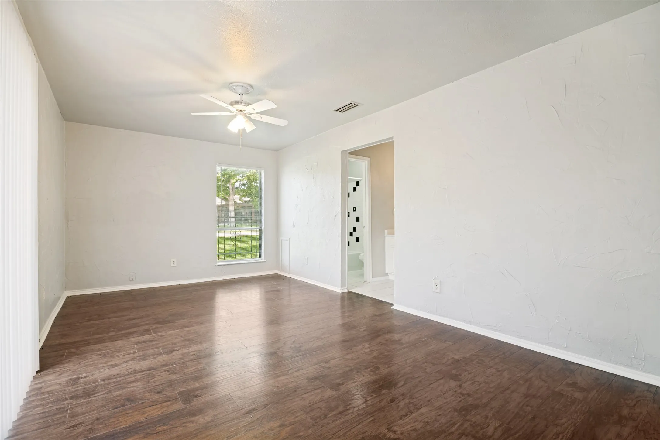 Single Family Residence For Sale in Dallas County , 1421 Mount Vernon Drive, Mesquite, Texas 75149, 3 Bedrooms, 2 Bathrooms, 2 Garage spaces, 1,733 Sqft, built in 1970, Price $285,000, mls#21305987, Real Estate Agent in Mesquite, Homes For Sale in Dallas county, Homes For Sale in Mesquite, Realtor in Mesquite Texas, Real Estate Brokerage Independent Realty Texas, Luminita Cordes Realtor