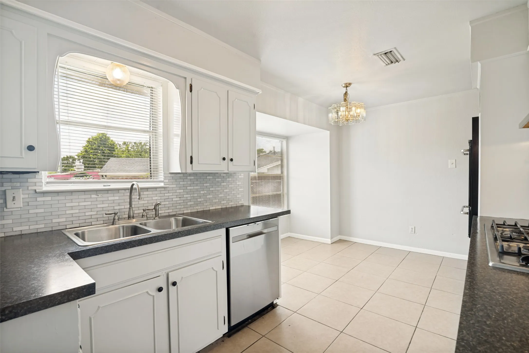 Single Family Residence For Sale in Dallas County , 1421 Mount Vernon Drive, Mesquite, Texas 75149, 3 Bedrooms, 2 Bathrooms, 2 Garage spaces, 1,733 Sqft, built in 1970, Price $285,000, mls#21305987, Real Estate Agent in Mesquite, Homes For Sale in Dallas county, Homes For Sale in Mesquite, Realtor in Mesquite Texas, Real Estate Brokerage Independent Realty Texas, Luminita Cordes Realtor