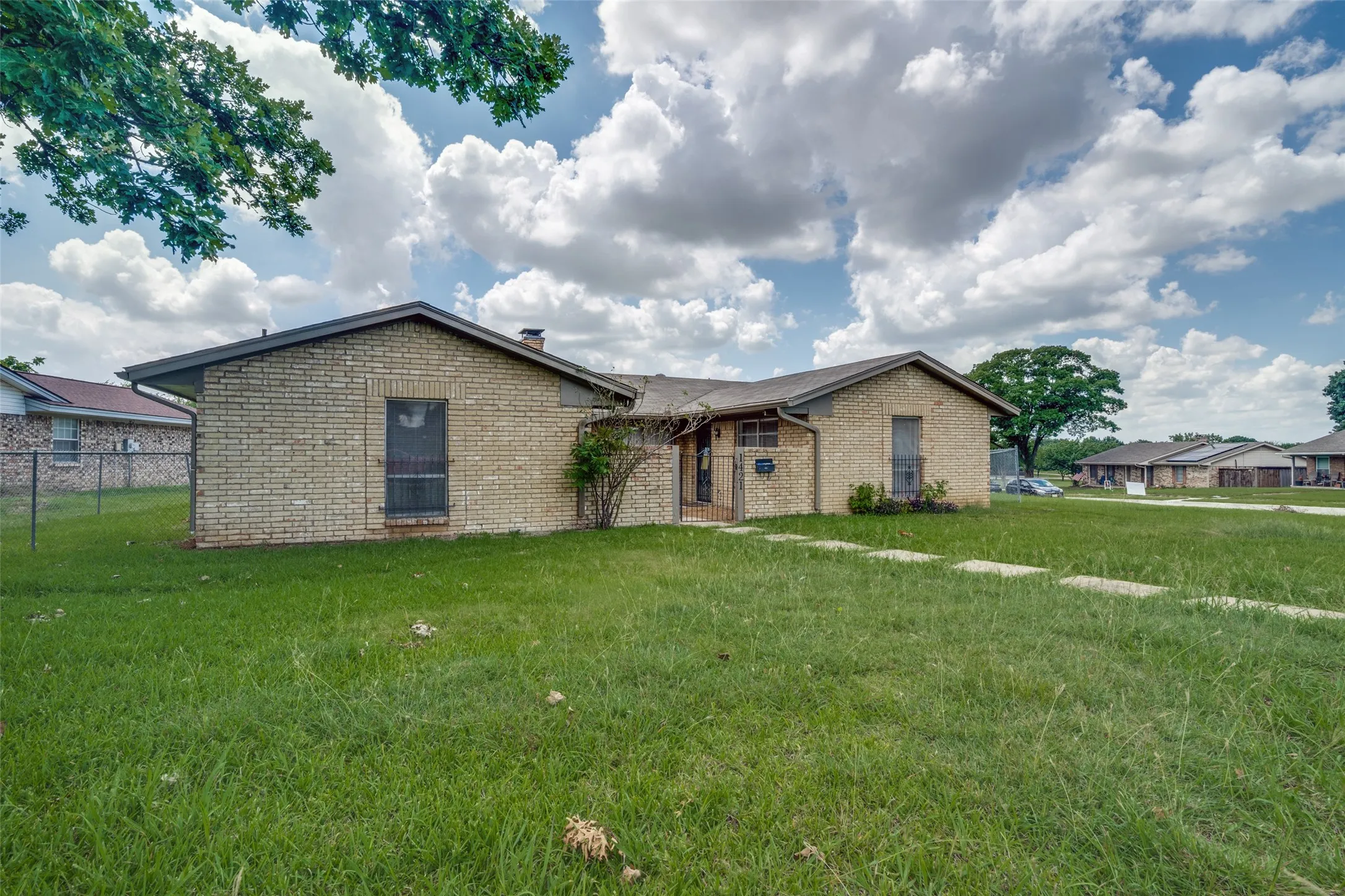Single Family Residence For Sale in Dallas County , 1421 Mount Vernon Drive, Mesquite, Texas 75149, 3 Bedrooms, 2 Bathrooms, 2 Garage spaces, 1,733 Sqft, built in 1970, Price $285,000, mls#21305987, Real Estate Agent in Mesquite, Homes For Sale in Dallas county, Homes For Sale in Mesquite, Realtor in Mesquite Texas, Real Estate Brokerage Independent Realty Texas, Luminita Cordes Realtor