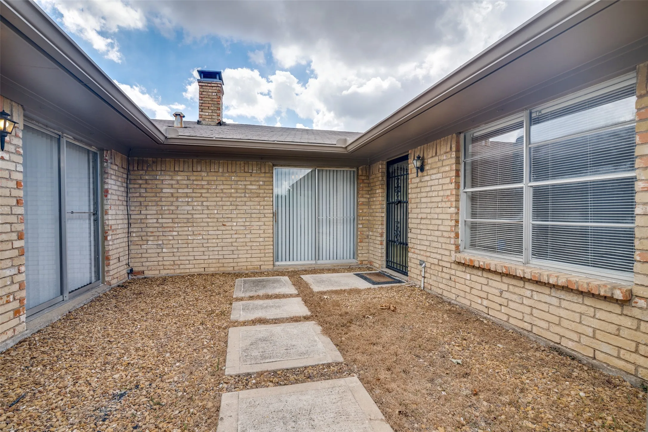 Single Family Residence For Sale in Dallas County , 1421 Mount Vernon Drive, Mesquite, Texas 75149, 3 Bedrooms, 2 Bathrooms, 2 Garage spaces, 1,733 Sqft, built in 1970, Price $285,000, mls#21305987, Real Estate Agent in Mesquite, Homes For Sale in Dallas county, Homes For Sale in Mesquite, Realtor in Mesquite Texas, Real Estate Brokerage Independent Realty Texas, Luminita Cordes Realtor