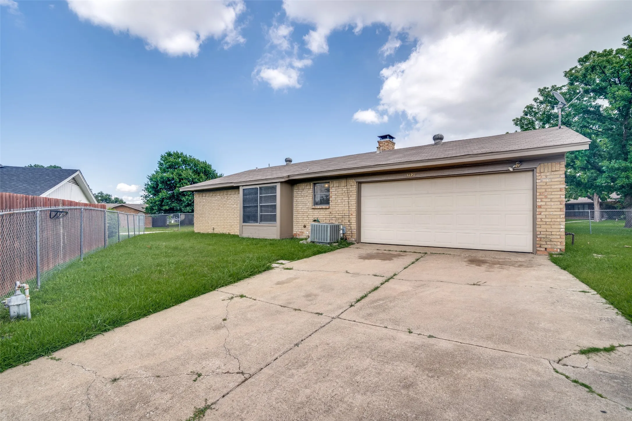 Single Family Residence For Sale in Dallas County , 1421 Mount Vernon Drive, Mesquite, Texas 75149, 3 Bedrooms, 2 Bathrooms, 2 Garage spaces, 1,733 Sqft, built in 1970, Price $285,000, mls#21305987, Real Estate Agent in Mesquite, Homes For Sale in Dallas county, Homes For Sale in Mesquite, Realtor in Mesquite Texas, Real Estate Brokerage Independent Realty Texas, Luminita Cordes Realtor