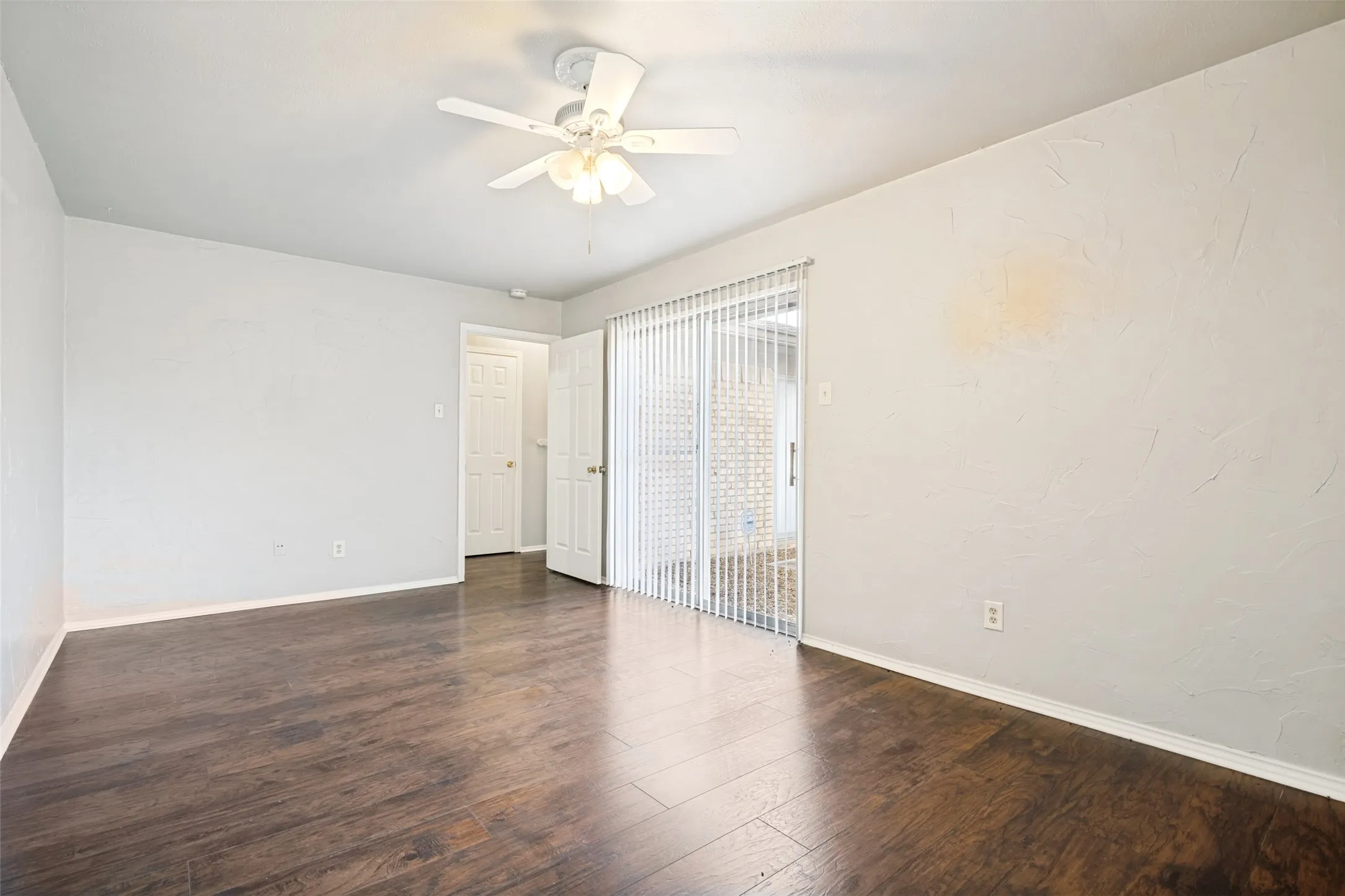 Single Family Residence For Sale in Dallas County , 1421 Mount Vernon Drive, Mesquite, Texas 75149, 3 Bedrooms, 2 Bathrooms, 2 Garage spaces, 1,733 Sqft, built in 1970, Price $285,000, mls#21305987, Real Estate Agent in Mesquite, Homes For Sale in Dallas county, Homes For Sale in Mesquite, Realtor in Mesquite Texas, Real Estate Brokerage Independent Realty Texas, Luminita Cordes Realtor