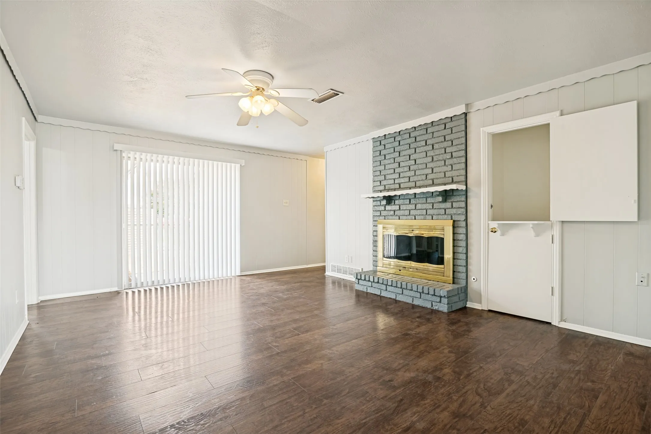 Single Family Residence For Sale in Dallas County , 1421 Mount Vernon Drive, Mesquite, Texas 75149, 3 Bedrooms, 2 Bathrooms, 2 Garage spaces, 1,733 Sqft, built in 1970, Price $285,000, mls#21305987, Real Estate Agent in Mesquite, Homes For Sale in Dallas county, Homes For Sale in Mesquite, Realtor in Mesquite Texas, Real Estate Brokerage Independent Realty Texas, Luminita Cordes Realtor