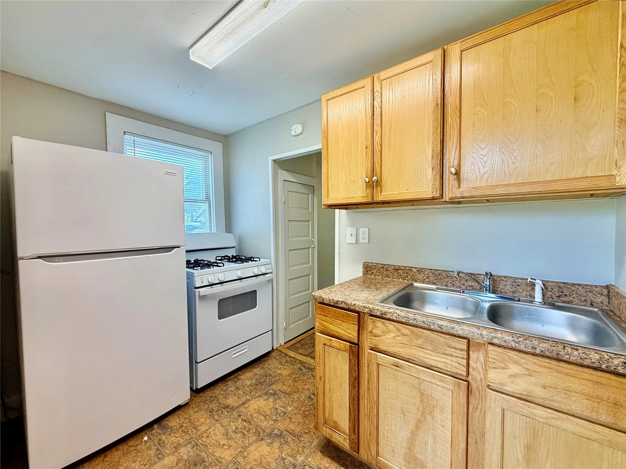 Apartment For Rent in Denton County , 1004 Gregg Street, Denton, Texas 76201, 1 Bedroom, 1 Bathroom, Garage spaces, 400 Sqft, built in 1950, mls#21299571, Real Estate Agent in Denton, Homes For Rent in Denton county, Homes For Rent in Denton, Realtor in Denton Texas, Real Estate Brokerage Independent Realty Texas, Luminita Cordes Realtor