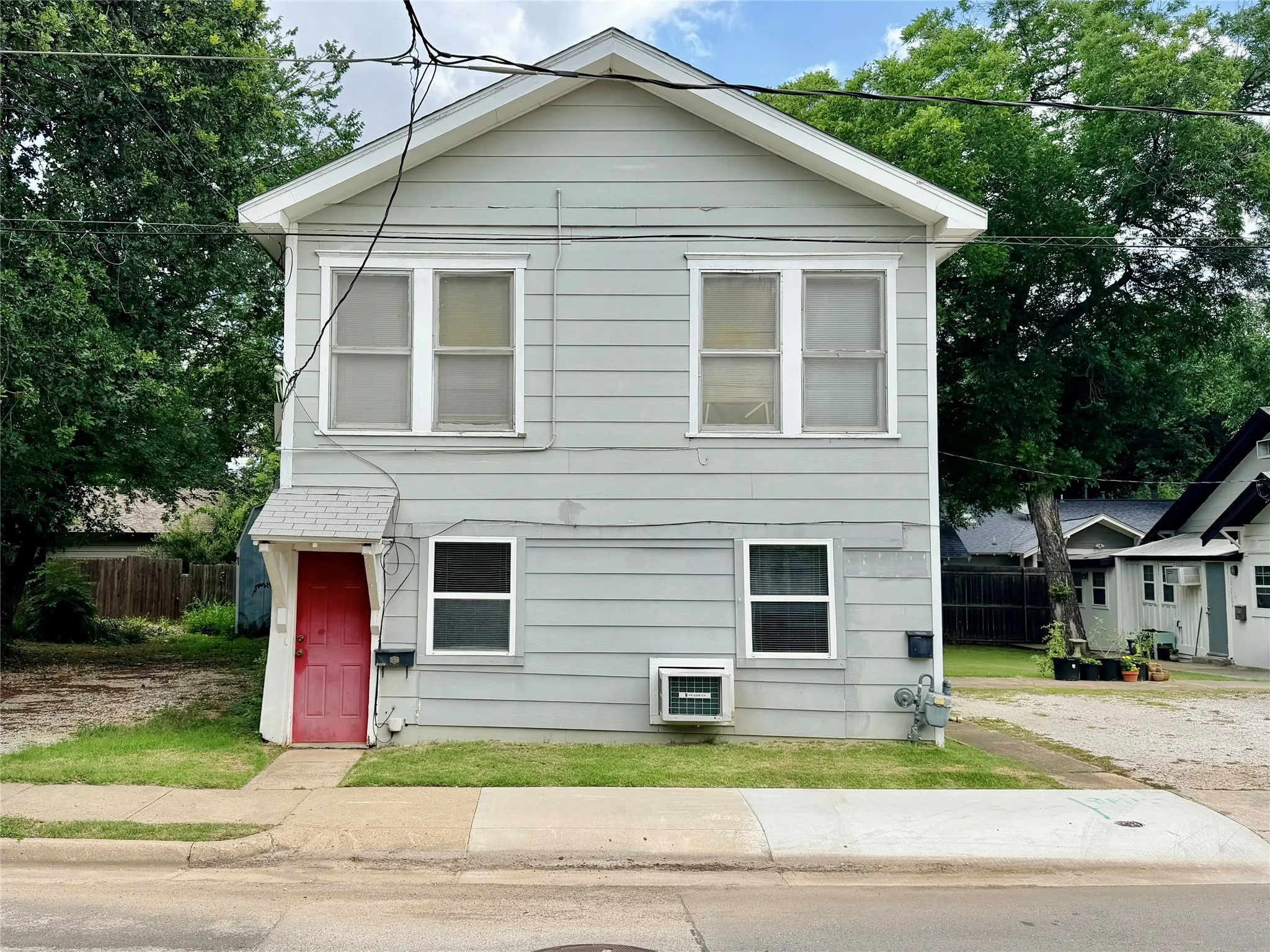 Apartment For Rent in Denton County , 1004 Gregg Street, Denton, Texas 76201, 1 Bedroom, 1 Bathroom, Garage spaces, 400 Sqft, built in 1950, mls#21299571, Real Estate Agent in Denton, Homes For Rent in Denton county, Homes For Rent in Denton, Realtor in Denton Texas, Real Estate Brokerage Independent Realty Texas, Luminita Cordes Realtor