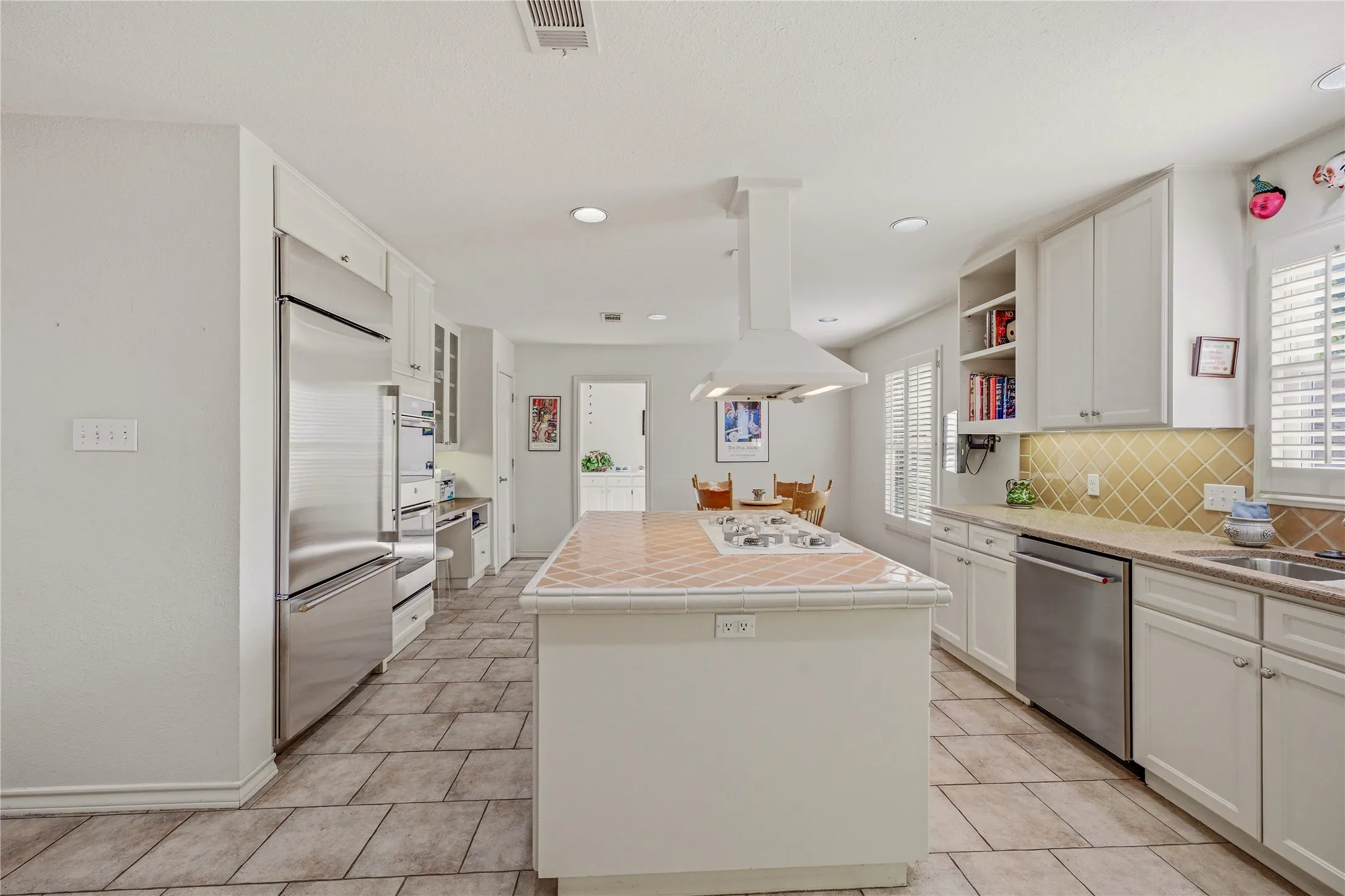Single Family Residence For Sale in Tarrant County , 4000 W 5th Street, Fort Worth, Texas 76107, 3 Bedroom, 5 Bathroom, 2 Garage spaces, 3,696 Sqft, built in 1986, mls#21302037, Real Estate Agent in Fort Worth, Homes For Sale in Tarrant county, Homes For Sale in Fort Worth, Realtor in Fort Worth Texas, Real Estate Brokerage Independent Realty Texas, Luminita Cordes Realtor