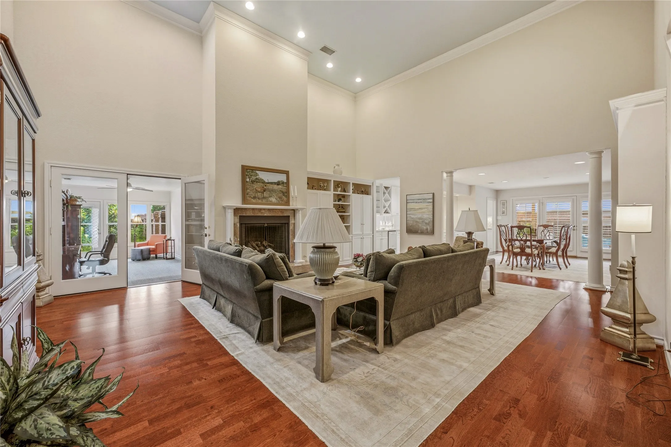 Single Family Residence For Sale in Tarrant County , 4000 W 5th Street, Fort Worth, Texas 76107, 3 Bedroom, 5 Bathroom, 2 Garage spaces, 3,696 Sqft, built in 1986, mls#21302037, Real Estate Agent in Fort Worth, Homes For Sale in Tarrant county, Homes For Sale in Fort Worth, Realtor in Fort Worth Texas, Real Estate Brokerage Independent Realty Texas, Luminita Cordes Realtor