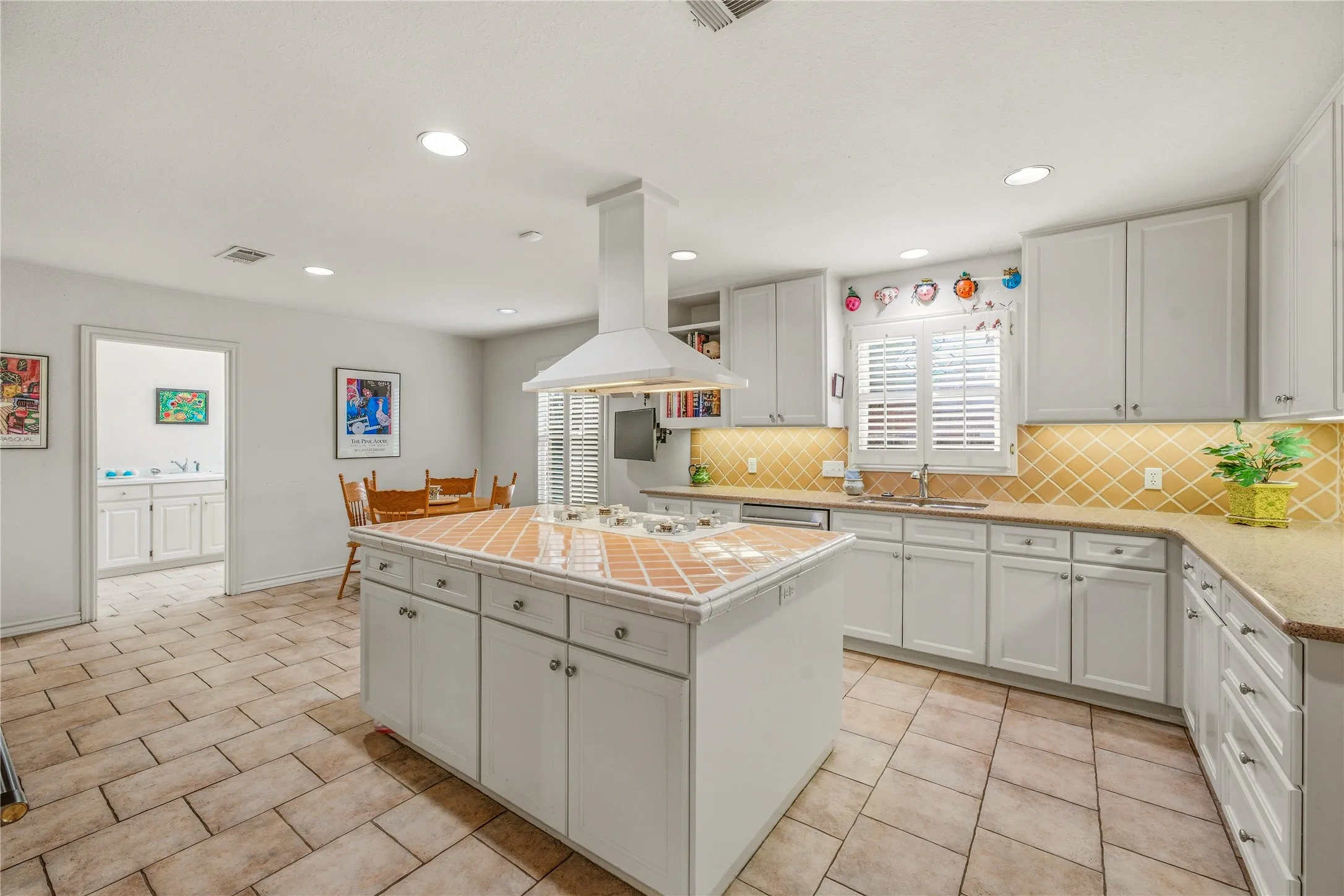 Single Family Residence For Sale in Tarrant County , 4000 W 5th Street, Fort Worth, Texas 76107, 3 Bedroom, 5 Bathroom, 2 Garage spaces, 3,696 Sqft, built in 1986, mls#21302037, Real Estate Agent in Fort Worth, Homes For Sale in Tarrant county, Homes For Sale in Fort Worth, Realtor in Fort Worth Texas, Real Estate Brokerage Independent Realty Texas, Luminita Cordes Realtor