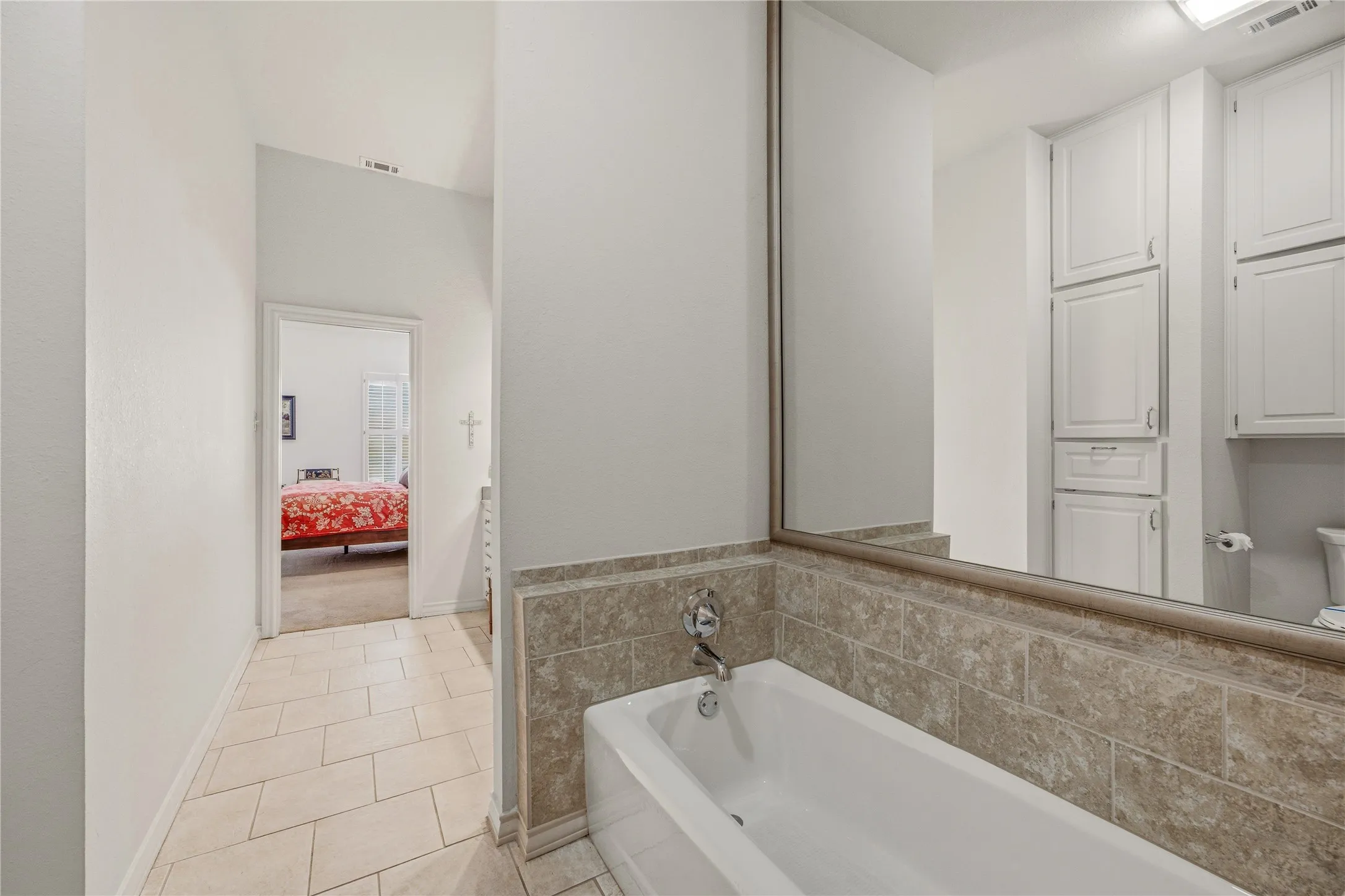 Single Family Residence For Sale in Tarrant County , 4000 W 5th Street, Fort Worth, Texas 76107, 3 Bedroom, 5 Bathroom, 2 Garage spaces, 3,696 Sqft, built in 1986, mls#21302037, Real Estate Agent in Fort Worth, Homes For Sale in Tarrant county, Homes For Sale in Fort Worth, Realtor in Fort Worth Texas, Real Estate Brokerage Independent Realty Texas, Luminita Cordes Realtor