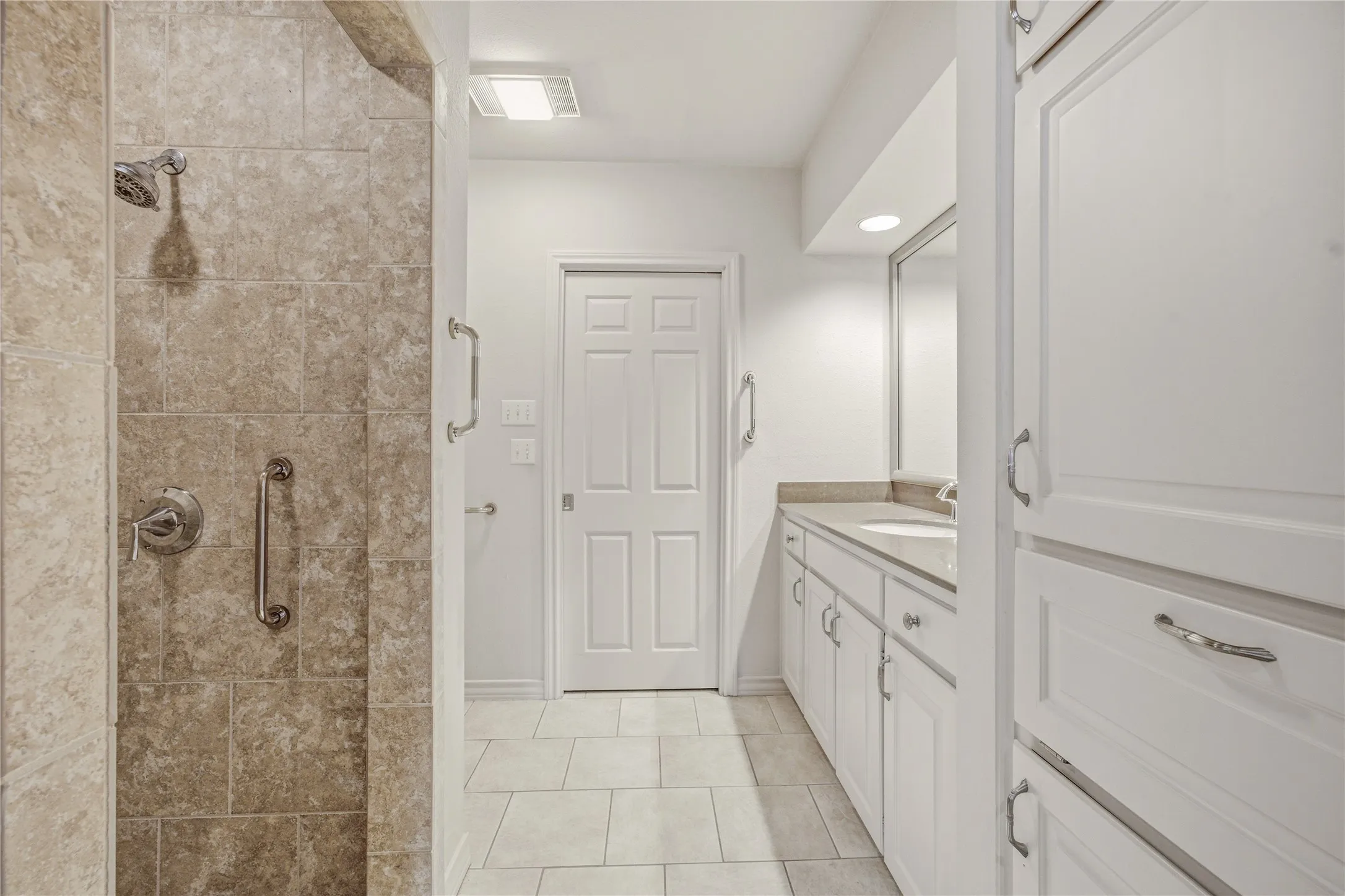Single Family Residence For Sale in Tarrant County , 4000 W 5th Street, Fort Worth, Texas 76107, 3 Bedroom, 5 Bathroom, 2 Garage spaces, 3,696 Sqft, built in 1986, mls#21302037, Real Estate Agent in Fort Worth, Homes For Sale in Tarrant county, Homes For Sale in Fort Worth, Realtor in Fort Worth Texas, Real Estate Brokerage Independent Realty Texas, Luminita Cordes Realtor