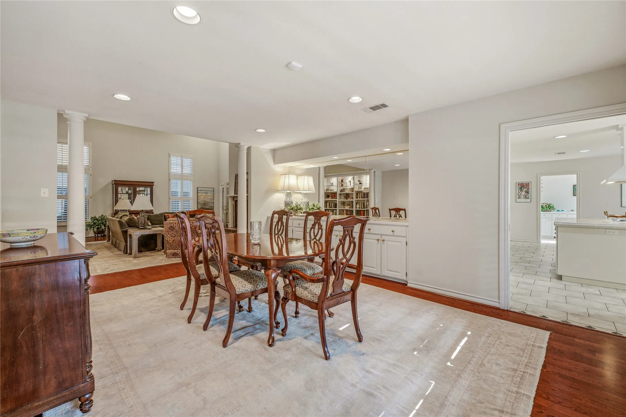 Single Family Residence For Sale in Tarrant County , 4000 W 5th Street, Fort Worth, Texas 76107, 3 Bedroom, 5 Bathroom, 2 Garage spaces, 3,696 Sqft, built in 1986, mls#21302037, Real Estate Agent in Fort Worth, Homes For Sale in Tarrant county, Homes For Sale in Fort Worth, Realtor in Fort Worth Texas, Real Estate Brokerage Independent Realty Texas, Luminita Cordes Realtor
