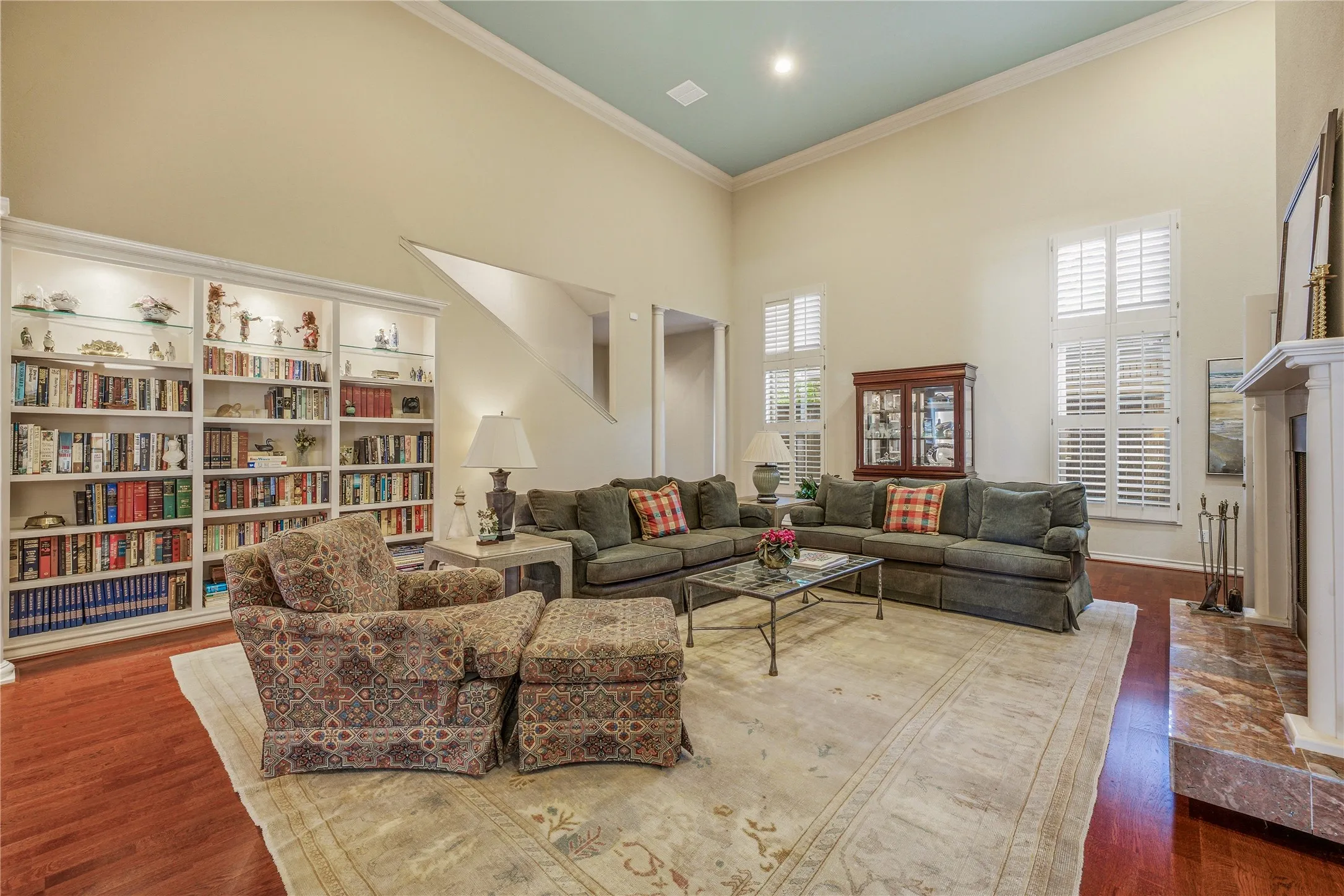 Single Family Residence For Sale in Tarrant County , 4000 W 5th Street, Fort Worth, Texas 76107, 3 Bedroom, 5 Bathroom, 2 Garage spaces, 3,696 Sqft, built in 1986, mls#21302037, Real Estate Agent in Fort Worth, Homes For Sale in Tarrant county, Homes For Sale in Fort Worth, Realtor in Fort Worth Texas, Real Estate Brokerage Independent Realty Texas, Luminita Cordes Realtor