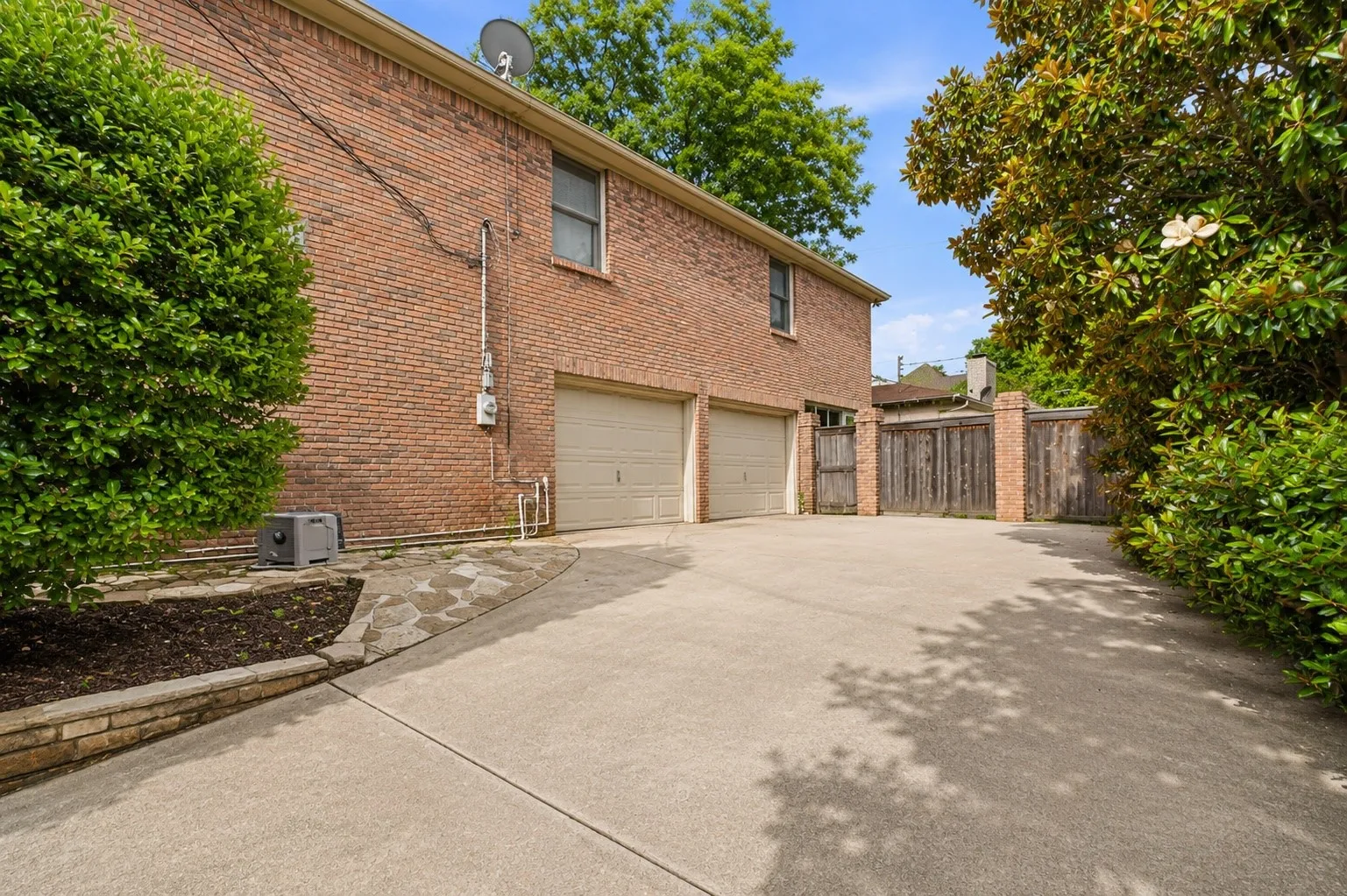 Single Family Residence For Sale in Tarrant County , 4000 W 5th Street, Fort Worth, Texas 76107, 3 Bedroom, 5 Bathroom, 2 Garage spaces, 3,696 Sqft, built in 1986, mls#21302037, Real Estate Agent in Fort Worth, Homes For Sale in Tarrant county, Homes For Sale in Fort Worth, Realtor in Fort Worth Texas, Real Estate Brokerage Independent Realty Texas, Luminita Cordes Realtor