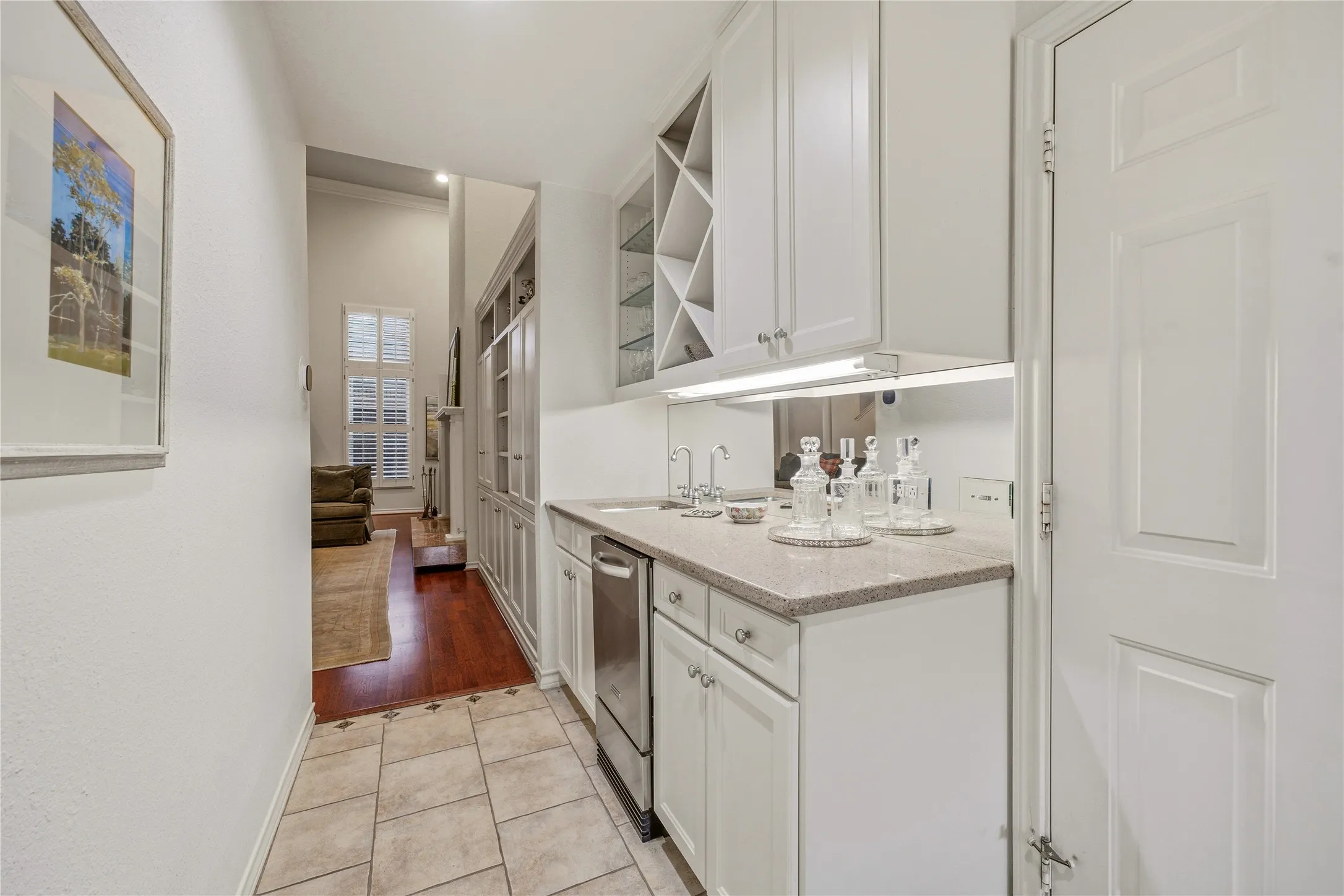 Single Family Residence For Sale in Tarrant County , 4000 W 5th Street, Fort Worth, Texas 76107, 3 Bedroom, 5 Bathroom, 2 Garage spaces, 3,696 Sqft, built in 1986, mls#21302037, Real Estate Agent in Fort Worth, Homes For Sale in Tarrant county, Homes For Sale in Fort Worth, Realtor in Fort Worth Texas, Real Estate Brokerage Independent Realty Texas, Luminita Cordes Realtor