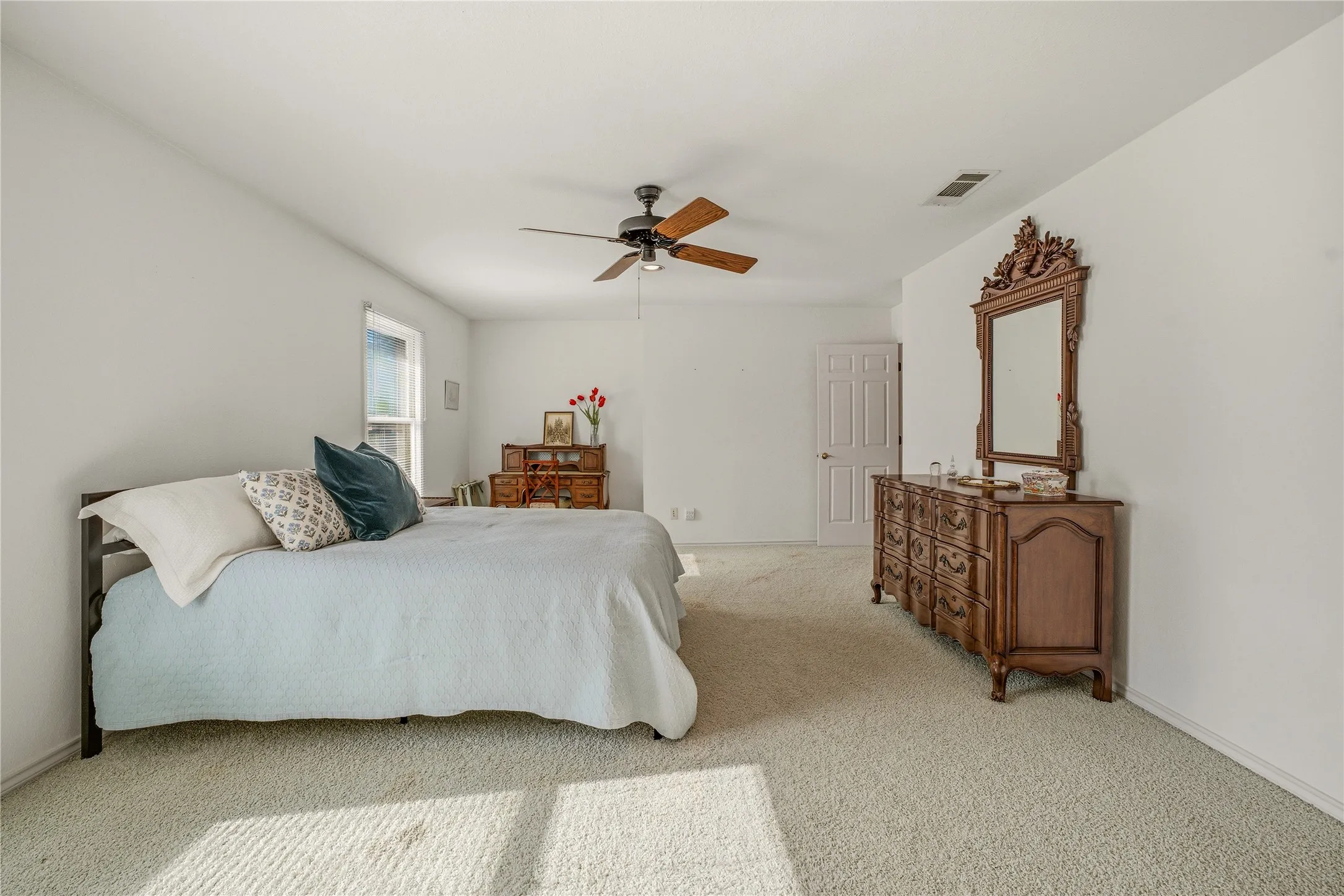 Single Family Residence For Sale in Tarrant County , 4000 W 5th Street, Fort Worth, Texas 76107, 3 Bedroom, 5 Bathroom, 2 Garage spaces, 3,696 Sqft, built in 1986, mls#21302037, Real Estate Agent in Fort Worth, Homes For Sale in Tarrant county, Homes For Sale in Fort Worth, Realtor in Fort Worth Texas, Real Estate Brokerage Independent Realty Texas, Luminita Cordes Realtor