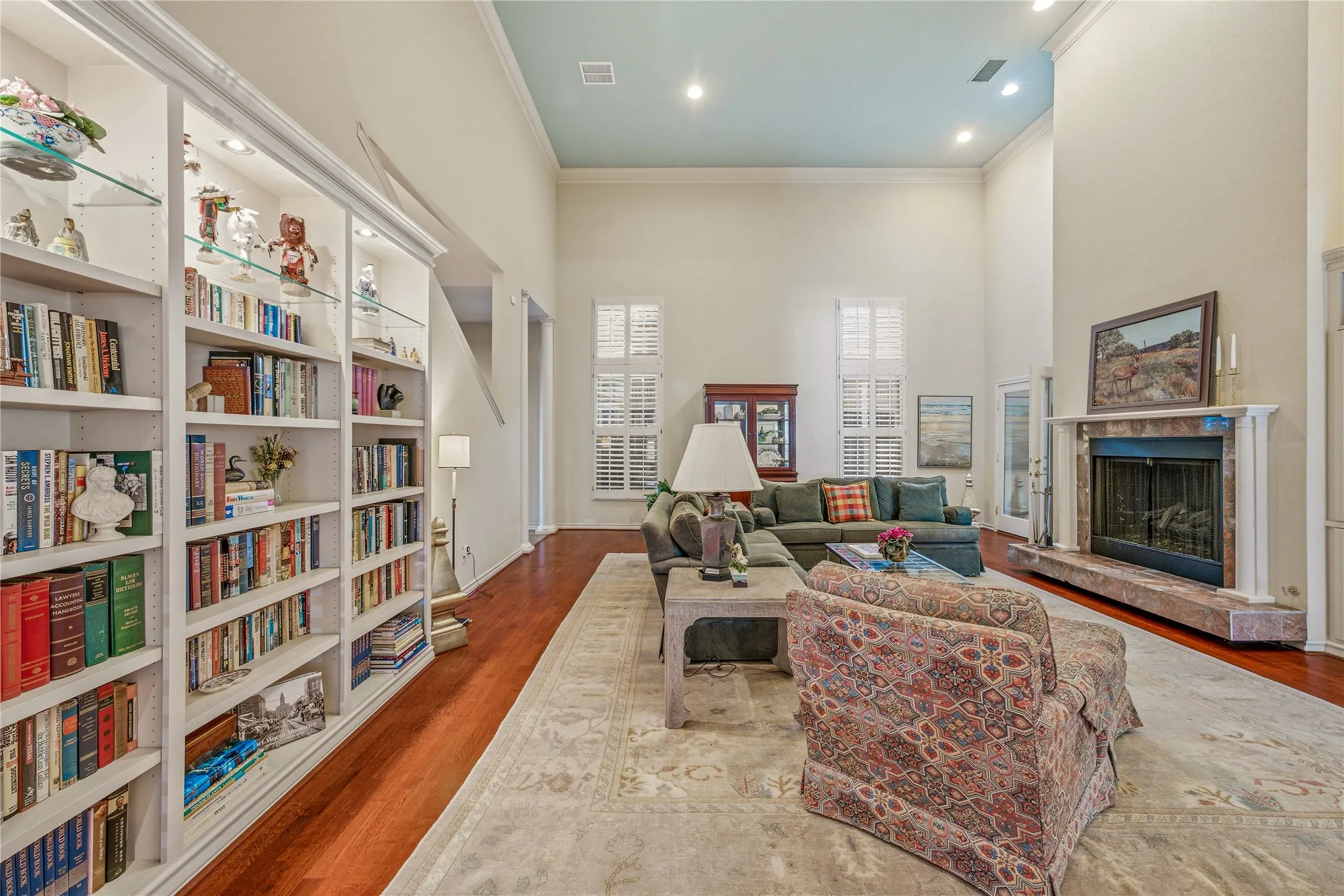 Single Family Residence For Sale in Tarrant County , 4000 W 5th Street, Fort Worth, Texas 76107, 3 Bedroom, 5 Bathroom, 2 Garage spaces, 3,696 Sqft, built in 1986, mls#21302037, Real Estate Agent in Fort Worth, Homes For Sale in Tarrant county, Homes For Sale in Fort Worth, Realtor in Fort Worth Texas, Real Estate Brokerage Independent Realty Texas, Luminita Cordes Realtor