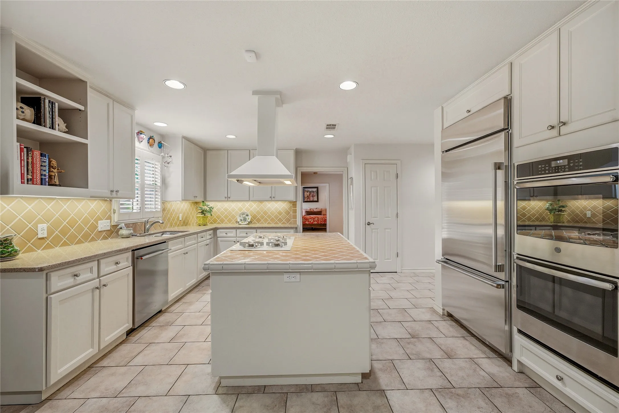 Single Family Residence For Sale in Tarrant County , 4000 W 5th Street, Fort Worth, Texas 76107, 3 Bedroom, 5 Bathroom, 2 Garage spaces, 3,696 Sqft, built in 1986, mls#21302037, Real Estate Agent in Fort Worth, Homes For Sale in Tarrant county, Homes For Sale in Fort Worth, Realtor in Fort Worth Texas, Real Estate Brokerage Independent Realty Texas, Luminita Cordes Realtor