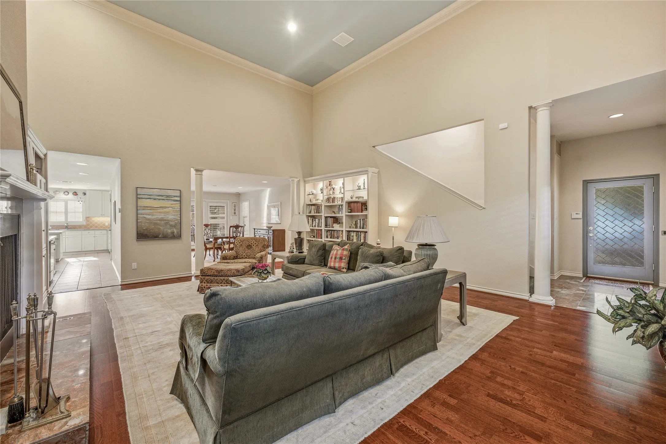 Single Family Residence For Sale in Tarrant County , 4000 W 5th Street, Fort Worth, Texas 76107, 3 Bedroom, 5 Bathroom, 2 Garage spaces, 3,696 Sqft, built in 1986, mls#21302037, Real Estate Agent in Fort Worth, Homes For Sale in Tarrant county, Homes For Sale in Fort Worth, Realtor in Fort Worth Texas, Real Estate Brokerage Independent Realty Texas, Luminita Cordes Realtor