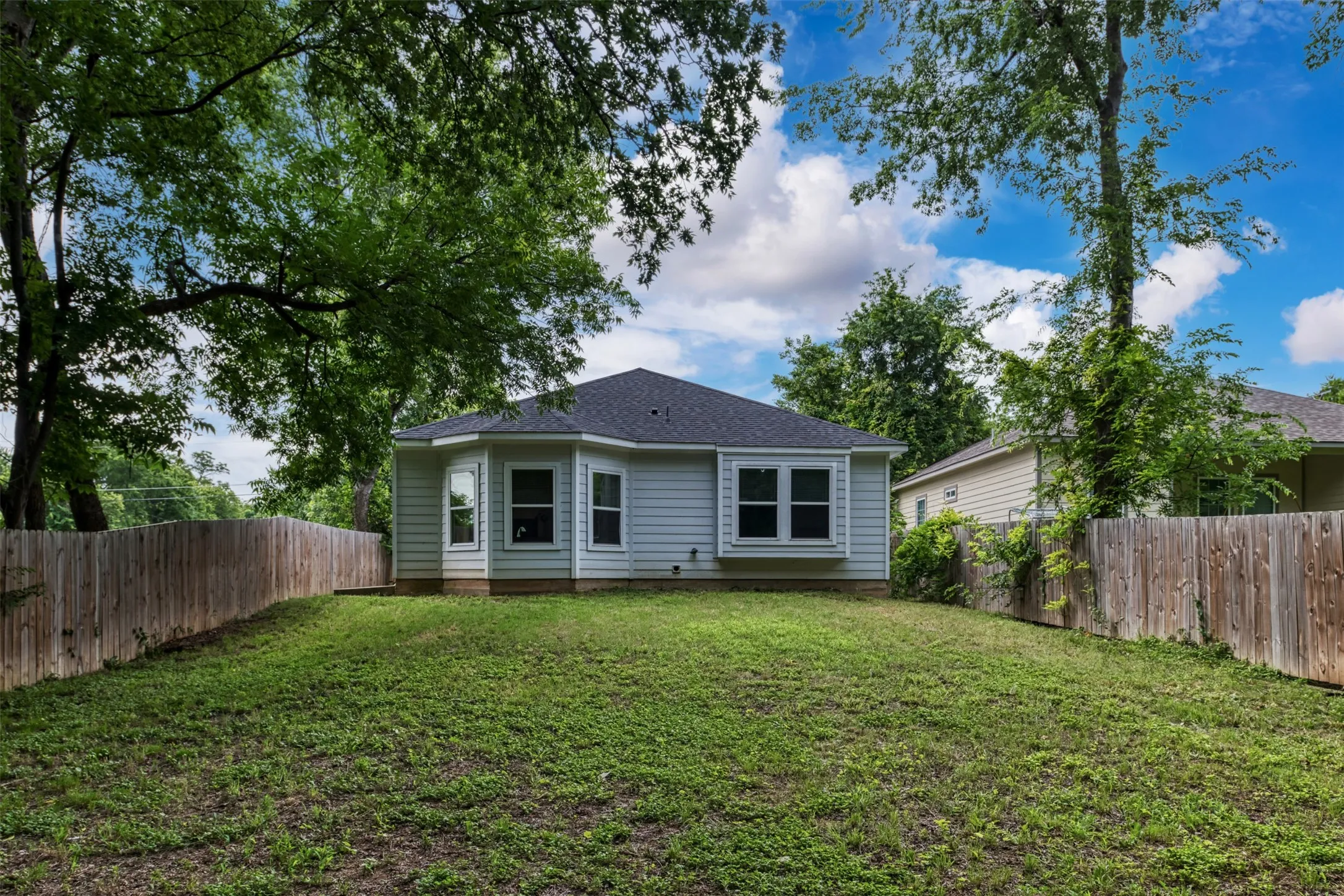 Single Family Residence For Sale in Dallas County , 2763 Prosperity Avenue, Dallas, Texas 75216, 3 Bedroom, 2 Bathroom, 2 Garage spaces, 1,476 Sqft, built in 2021, mls#21295138, Real Estate Agent in Dallas, Homes For Sale in Dallas county, Homes For Sale in Dallas, Realtor in Dallas Texas, Real Estate Brokerage Independent Realty Texas, Luminita Cordes Realtor