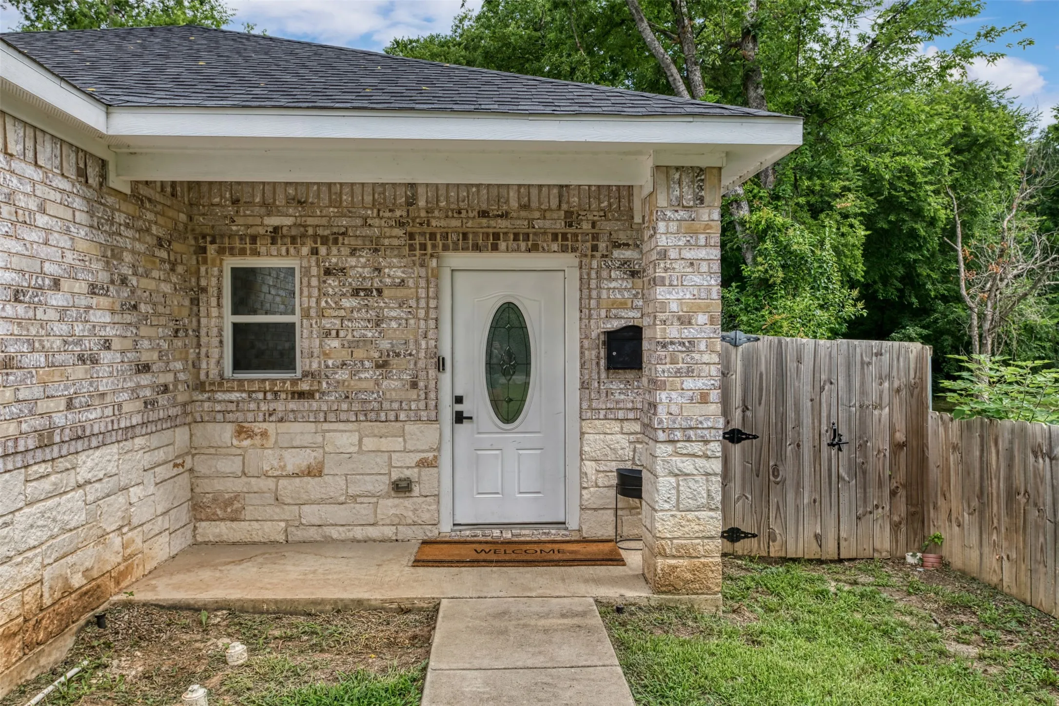 Single Family Residence For Sale in Dallas County , 2763 Prosperity Avenue, Dallas, Texas 75216, 3 Bedroom, 2 Bathroom, 2 Garage spaces, 1,476 Sqft, built in 2021, mls#21295138, Real Estate Agent in Dallas, Homes For Sale in Dallas county, Homes For Sale in Dallas, Realtor in Dallas Texas, Real Estate Brokerage Independent Realty Texas, Luminita Cordes Realtor