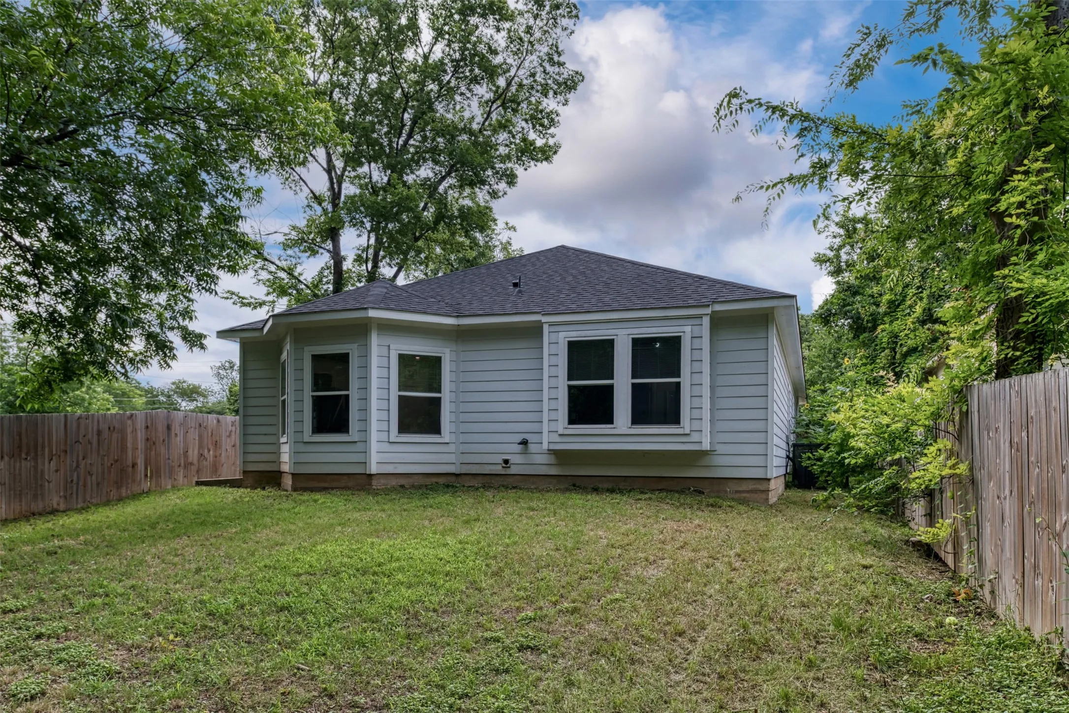Single Family Residence For Sale in Dallas County , 2763 Prosperity Avenue, Dallas, Texas 75216, 3 Bedroom, 2 Bathroom, 2 Garage spaces, 1,476 Sqft, built in 2021, mls#21295138, Real Estate Agent in Dallas, Homes For Sale in Dallas county, Homes For Sale in Dallas, Realtor in Dallas Texas, Real Estate Brokerage Independent Realty Texas, Luminita Cordes Realtor