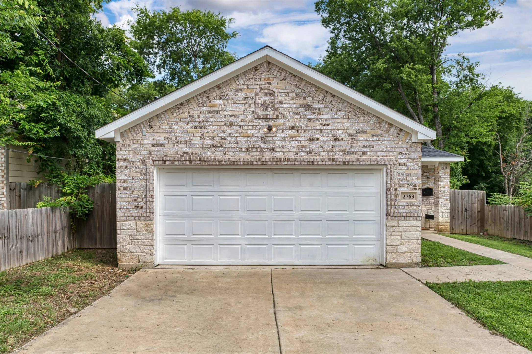 Single Family Residence For Sale in Dallas County , 2763 Prosperity Avenue, Dallas, Texas 75216, 3 Bedroom, 2 Bathroom, 2 Garage spaces, 1,476 Sqft, built in 2021, mls#21295138, Real Estate Agent in Dallas, Homes For Sale in Dallas county, Homes For Sale in Dallas, Realtor in Dallas Texas, Real Estate Brokerage Independent Realty Texas, Luminita Cordes Realtor