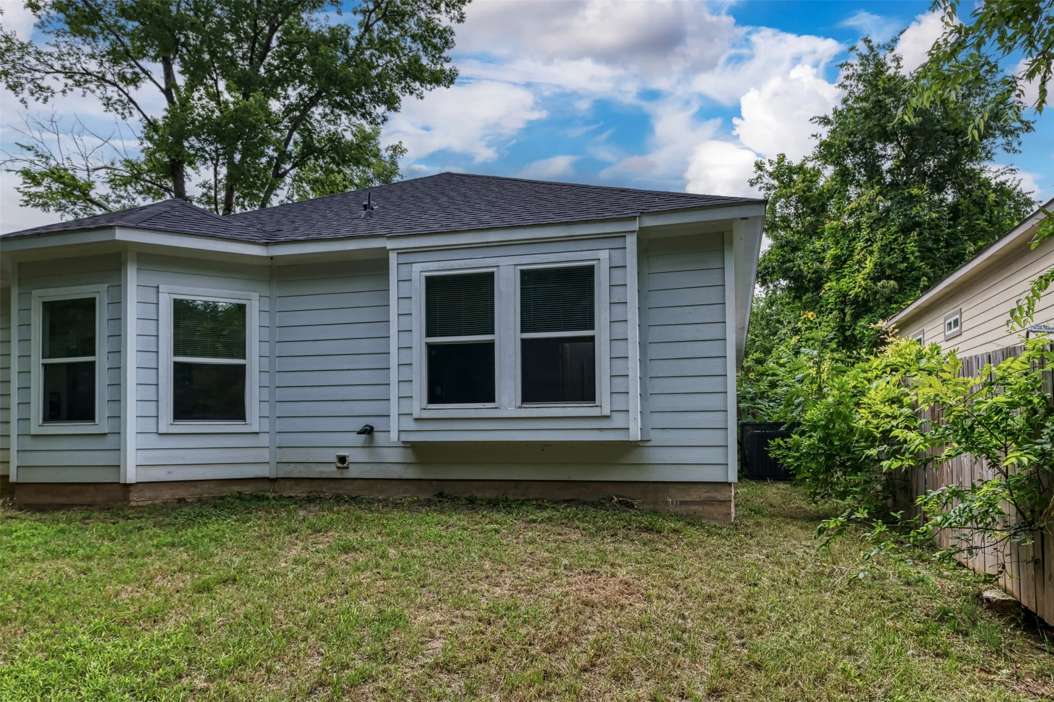 Single Family Residence For Sale in Dallas County , 2763 Prosperity Avenue, Dallas, Texas 75216, 3 Bedroom, 2 Bathroom, 2 Garage spaces, 1,476 Sqft, built in 2021, mls#21295138, Real Estate Agent in Dallas, Homes For Sale in Dallas county, Homes For Sale in Dallas, Realtor in Dallas Texas, Real Estate Brokerage Independent Realty Texas, Luminita Cordes Realtor