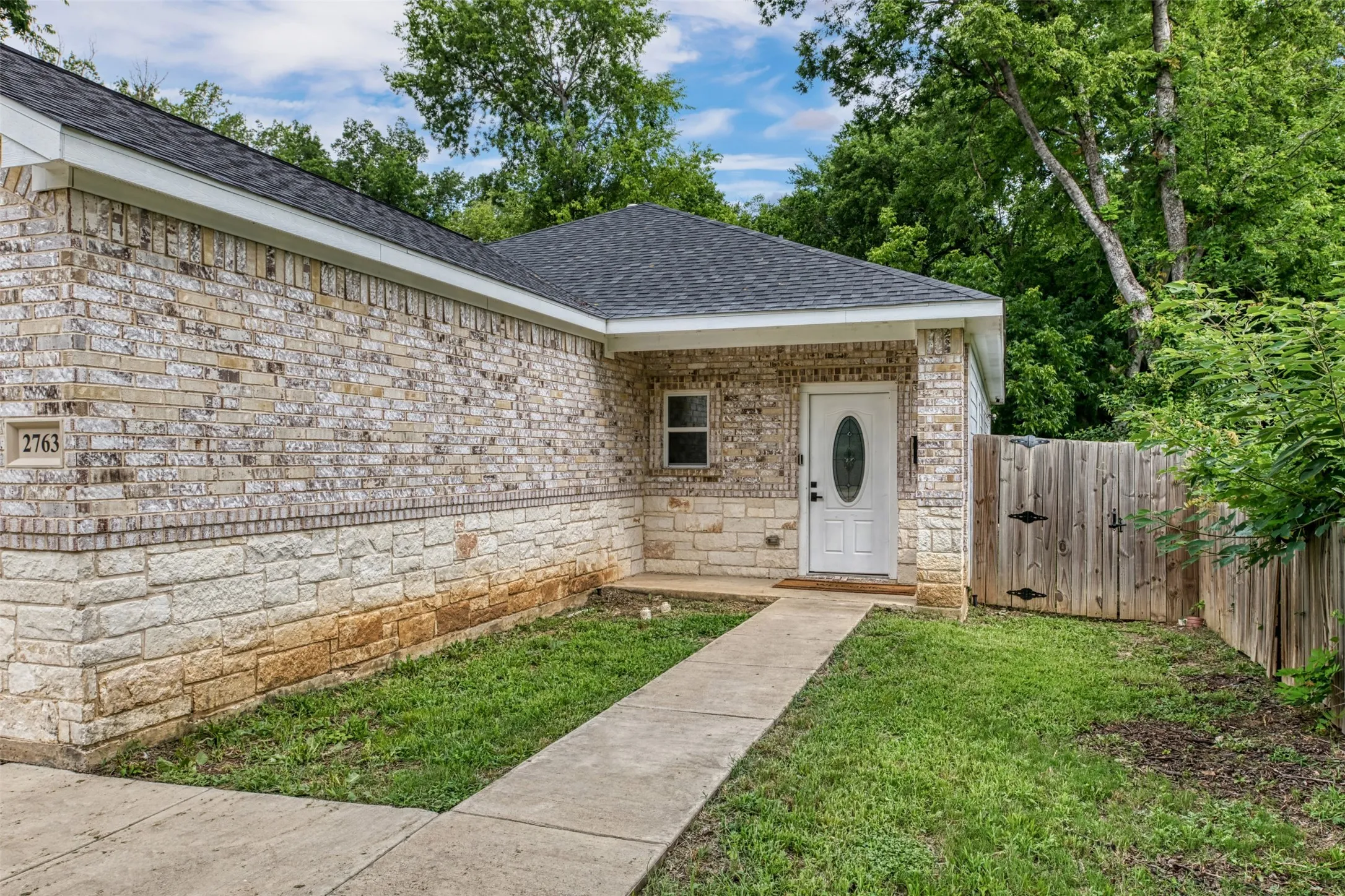Single Family Residence For Sale in Dallas County , 2763 Prosperity Avenue, Dallas, Texas 75216, 3 Bedroom, 2 Bathroom, 2 Garage spaces, 1,476 Sqft, built in 2021, mls#21295138, Real Estate Agent in Dallas, Homes For Sale in Dallas county, Homes For Sale in Dallas, Realtor in Dallas Texas, Real Estate Brokerage Independent Realty Texas, Luminita Cordes Realtor
